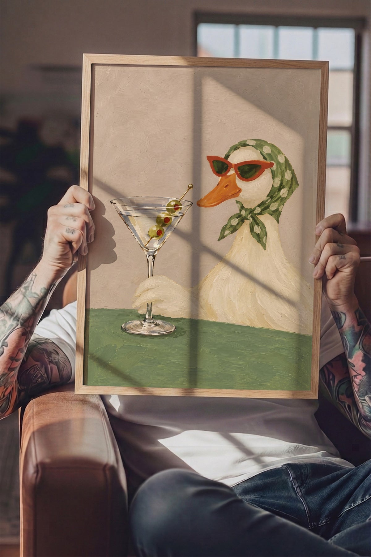 Martini İçen Ördek Poster – Ahşap Çerçeveli Tablo
