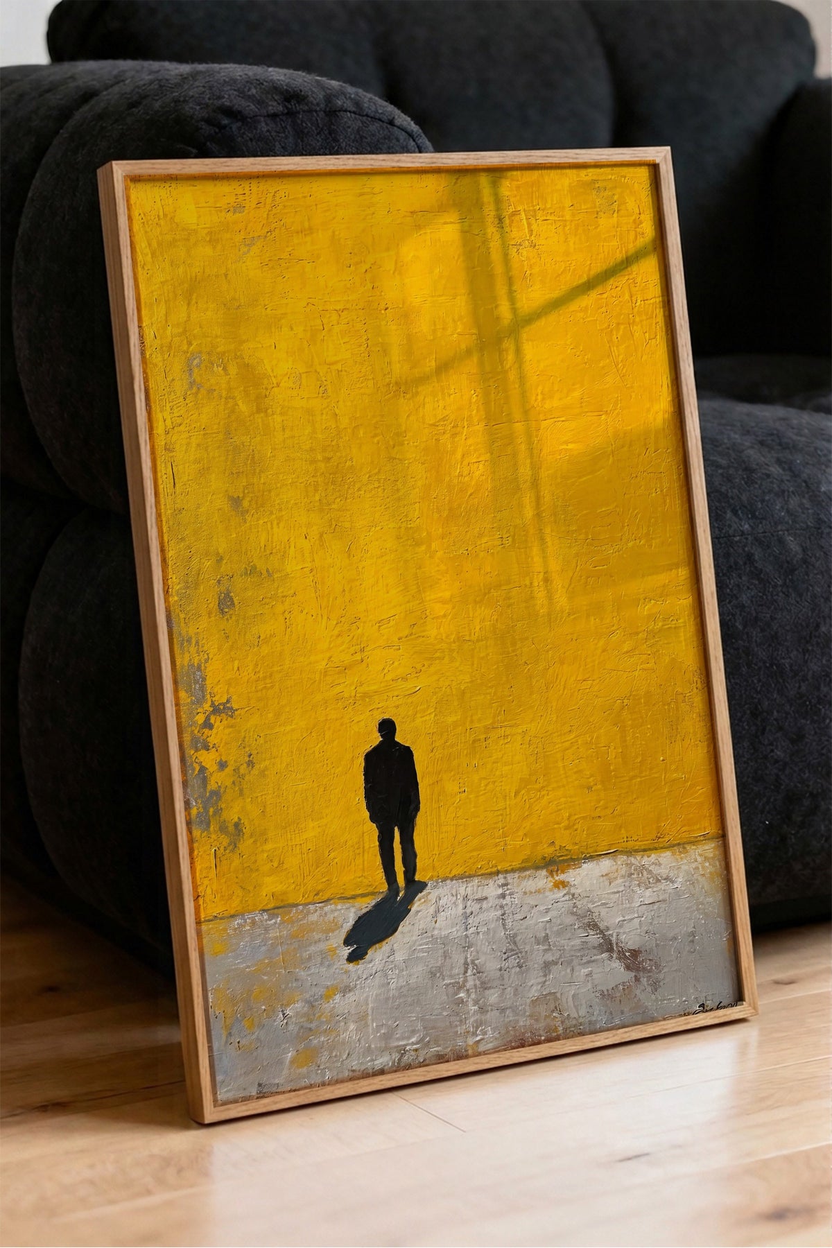 Sarı Duvarda Yalnız Yürüyüş Poster – Ahşap Çerçeveli Tablo
