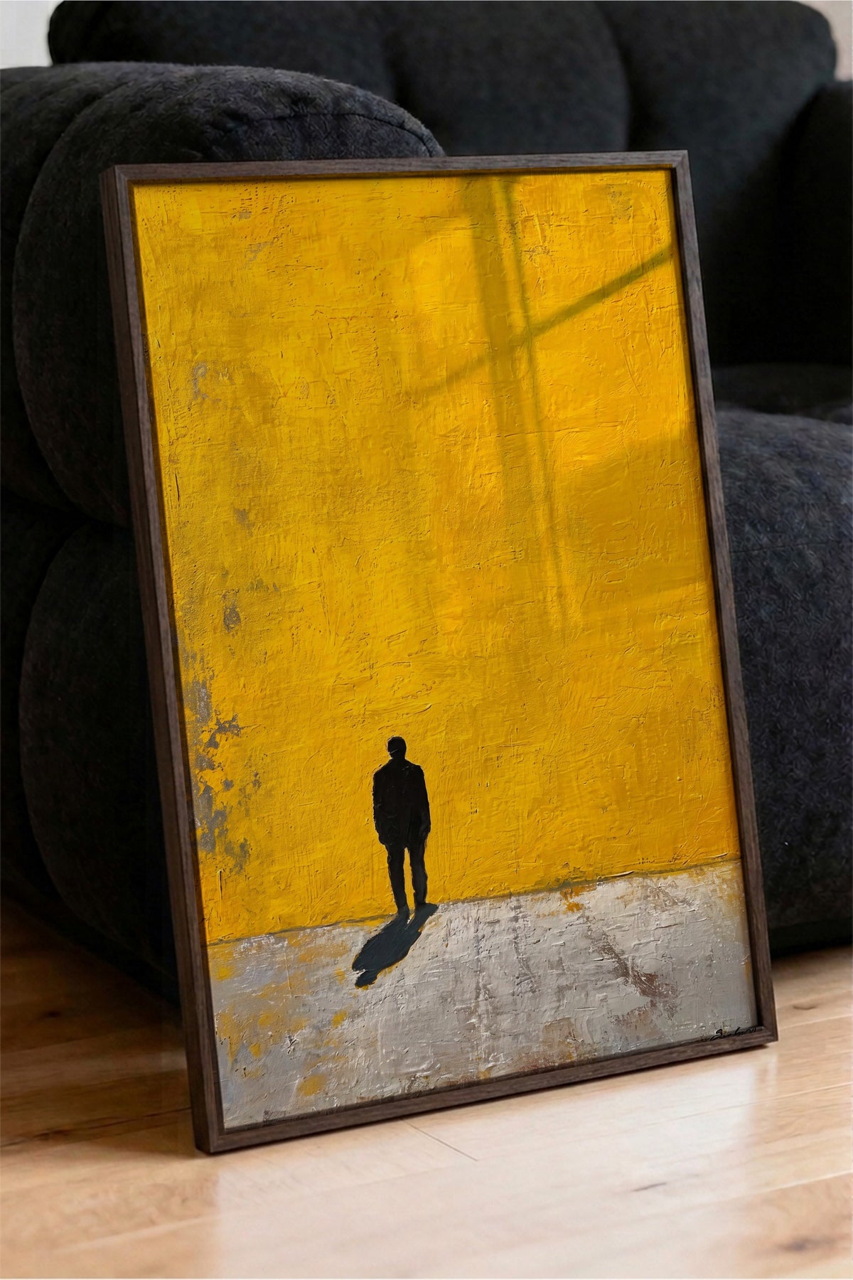 Sarı Duvarda Yalnız Yürüyüş Poster – Kahverengi Çerçeveli Tablo