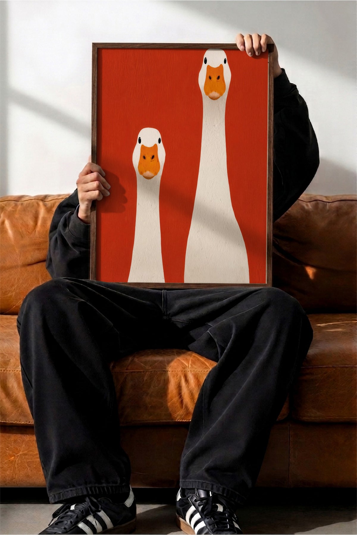 Kırmızı Zeminde Kazlar Poster – Kahverengi Çerçeveli Tablo