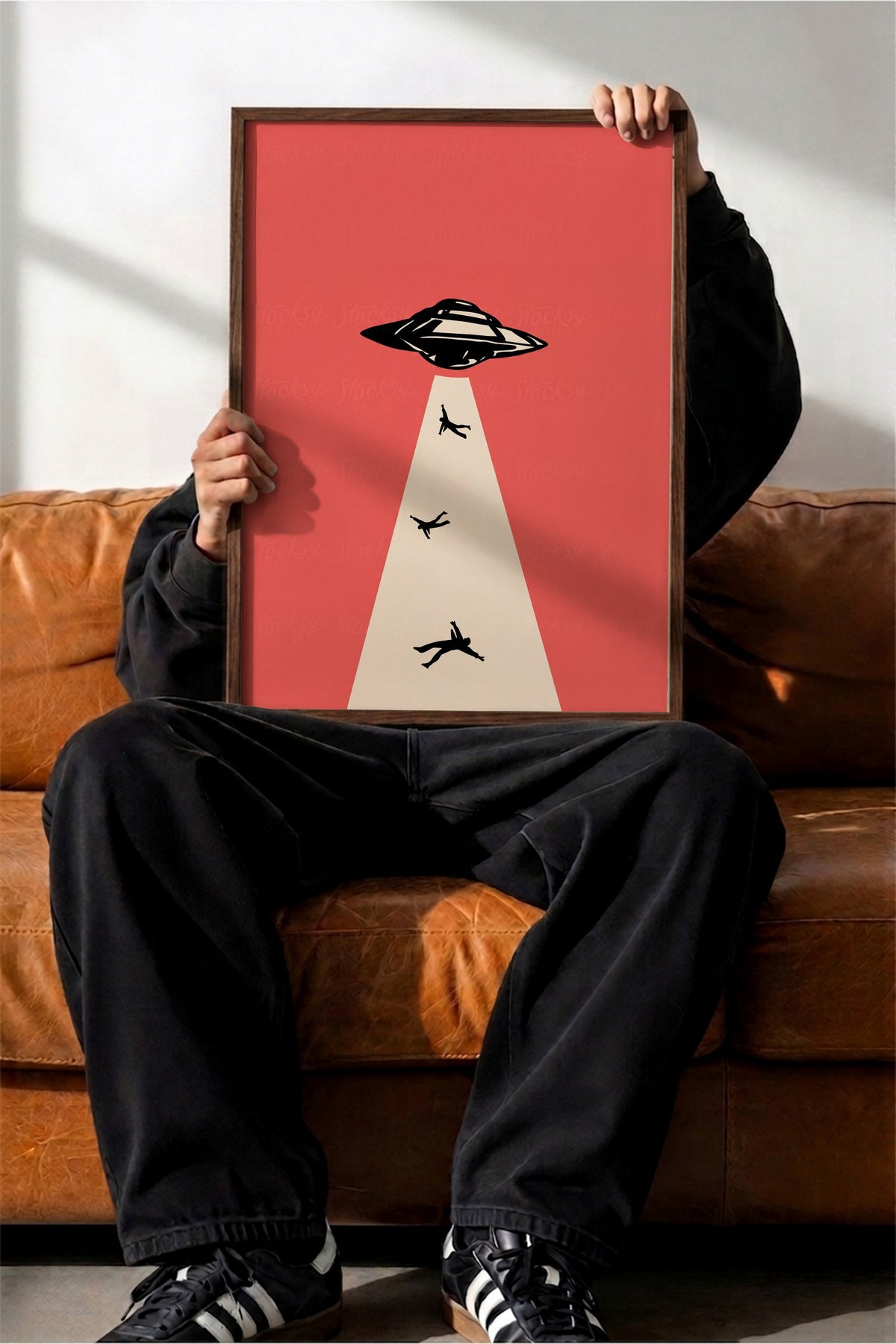 Uzaylı Kaçırma Sahnesi Poster – Kahverengi Çerçeveli Tablo