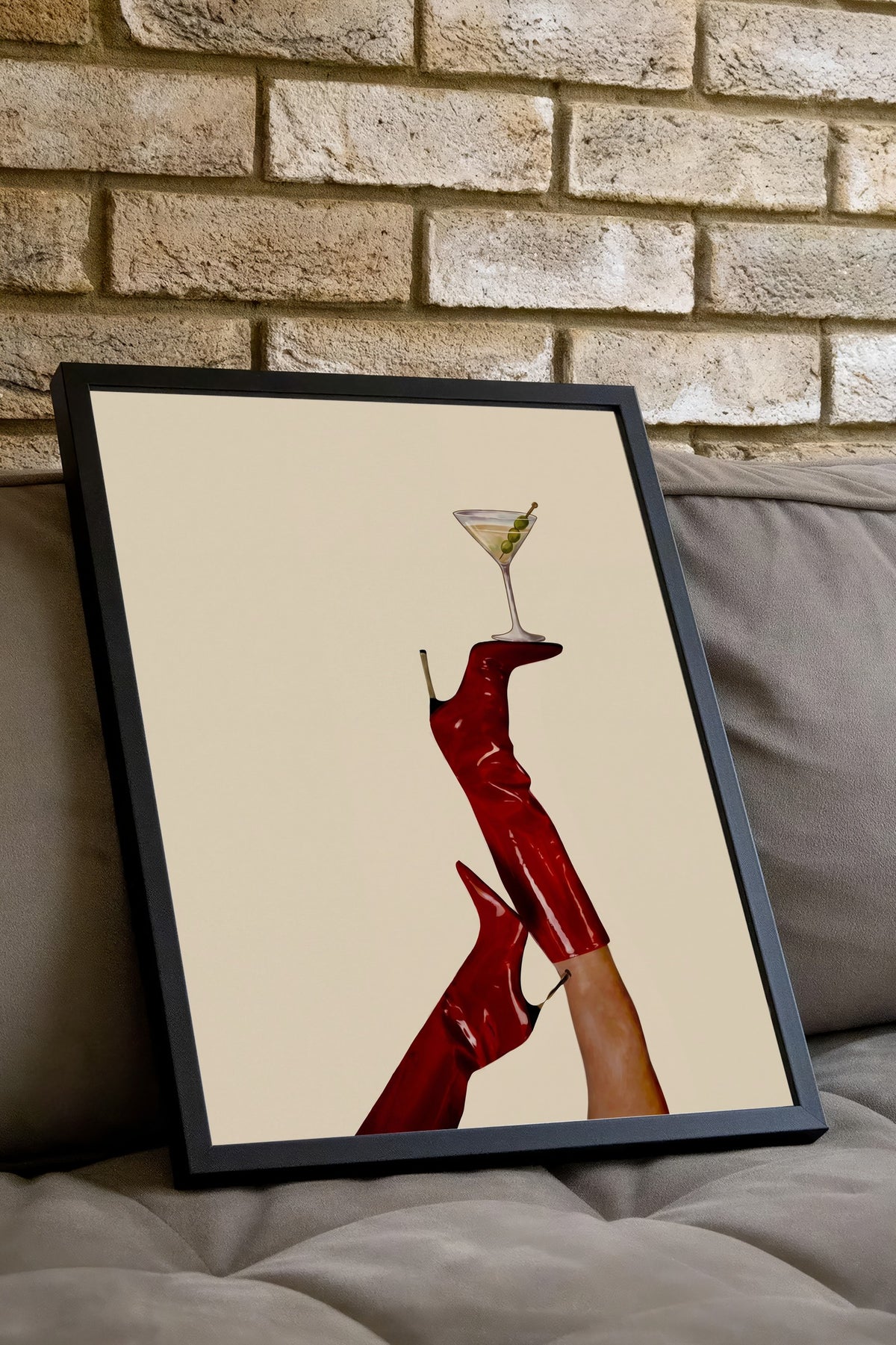 Kırmızı Topuklu ve Kokteyl Bardağı Poster – Siyah Çerçeveli Tablo