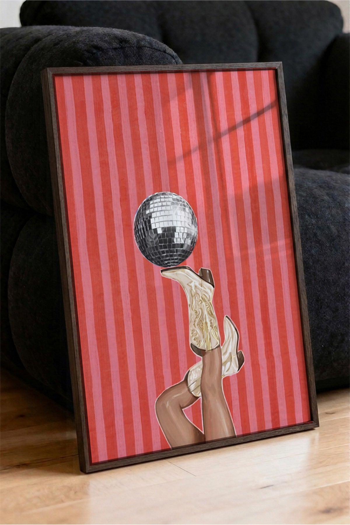 Disko Topu ve Çizme Poster – Kahverengi Çerçeveli Tablo