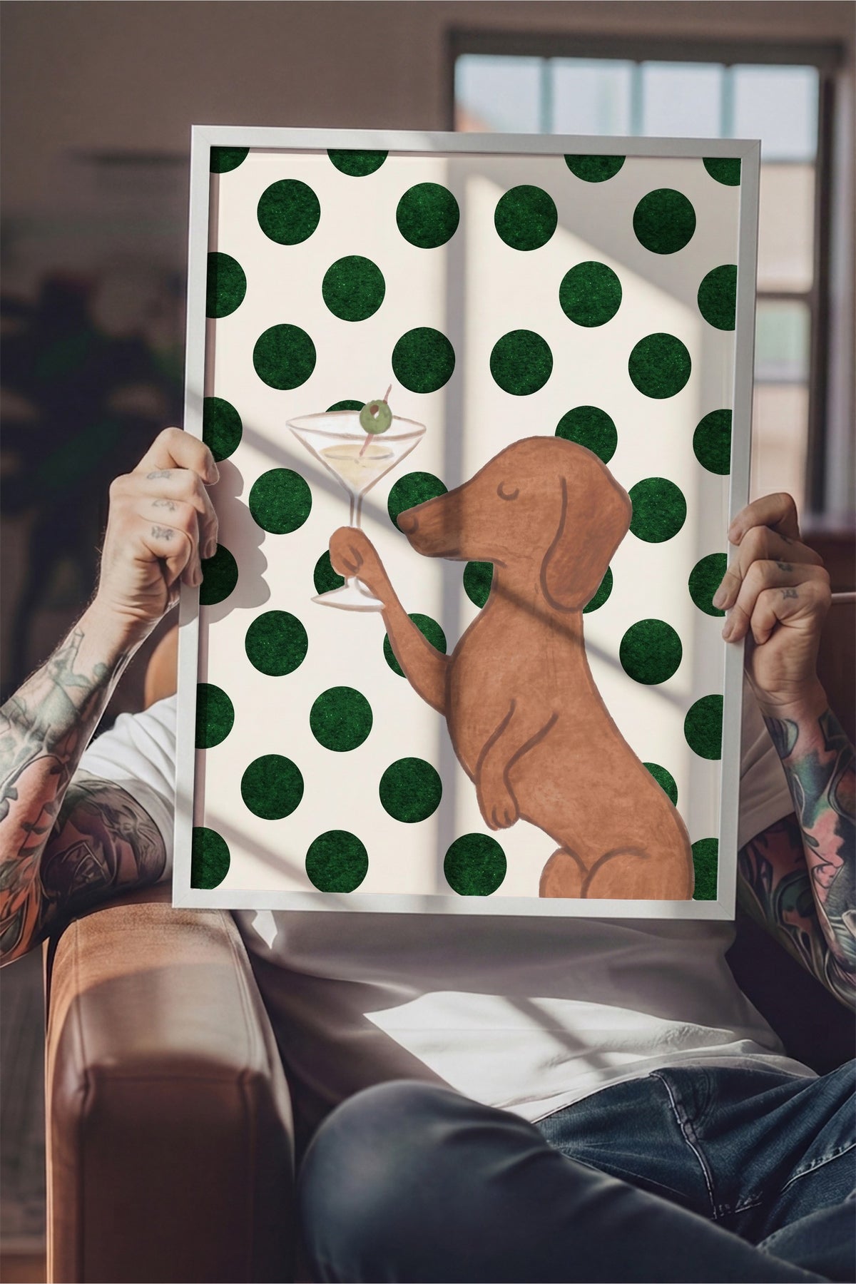 Köpek ve Martini Bardağı Poster – Beyaz Çerçeveli Tablo