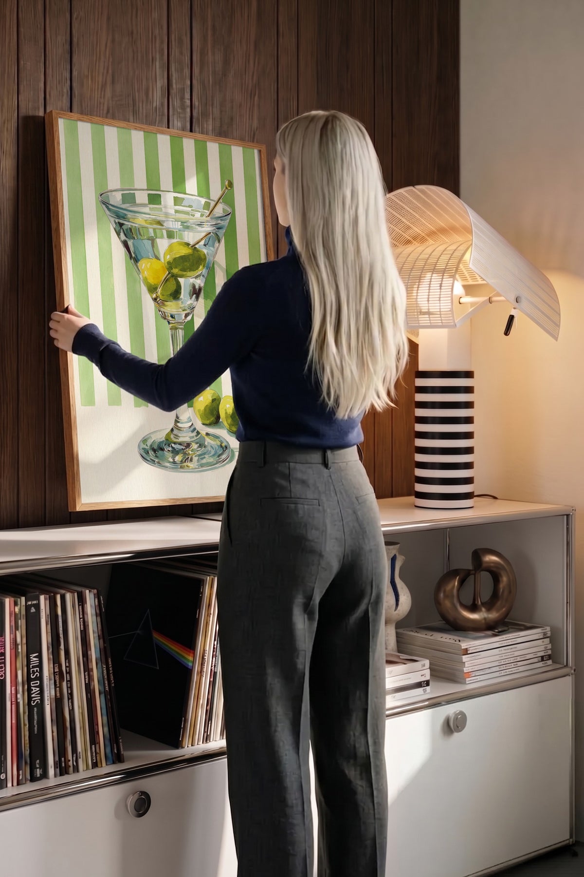 Martini Bardağı ve Zeytinler Poster – Ahşap Çerçeveli Tablo