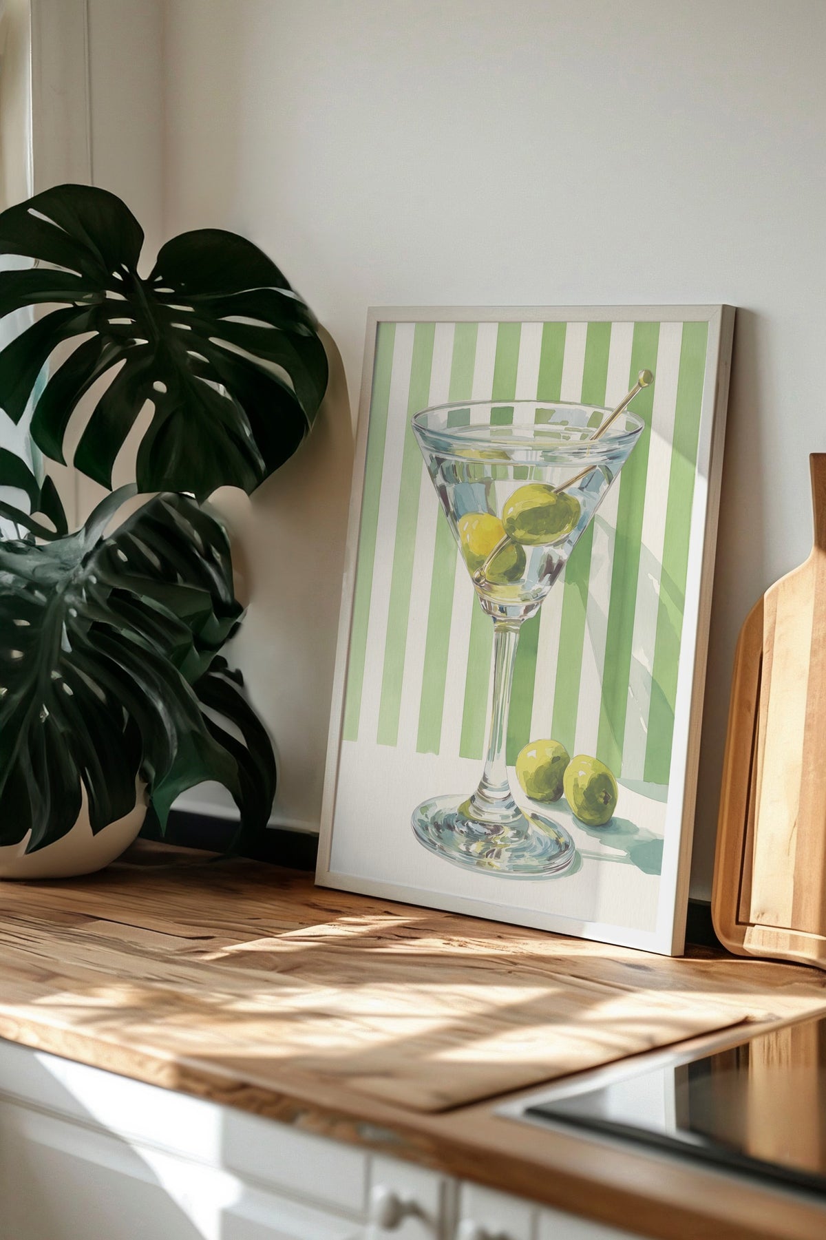 Martini Bardağı ve Zeytinler Poster – Beyaz Çerçeveli Tablo
