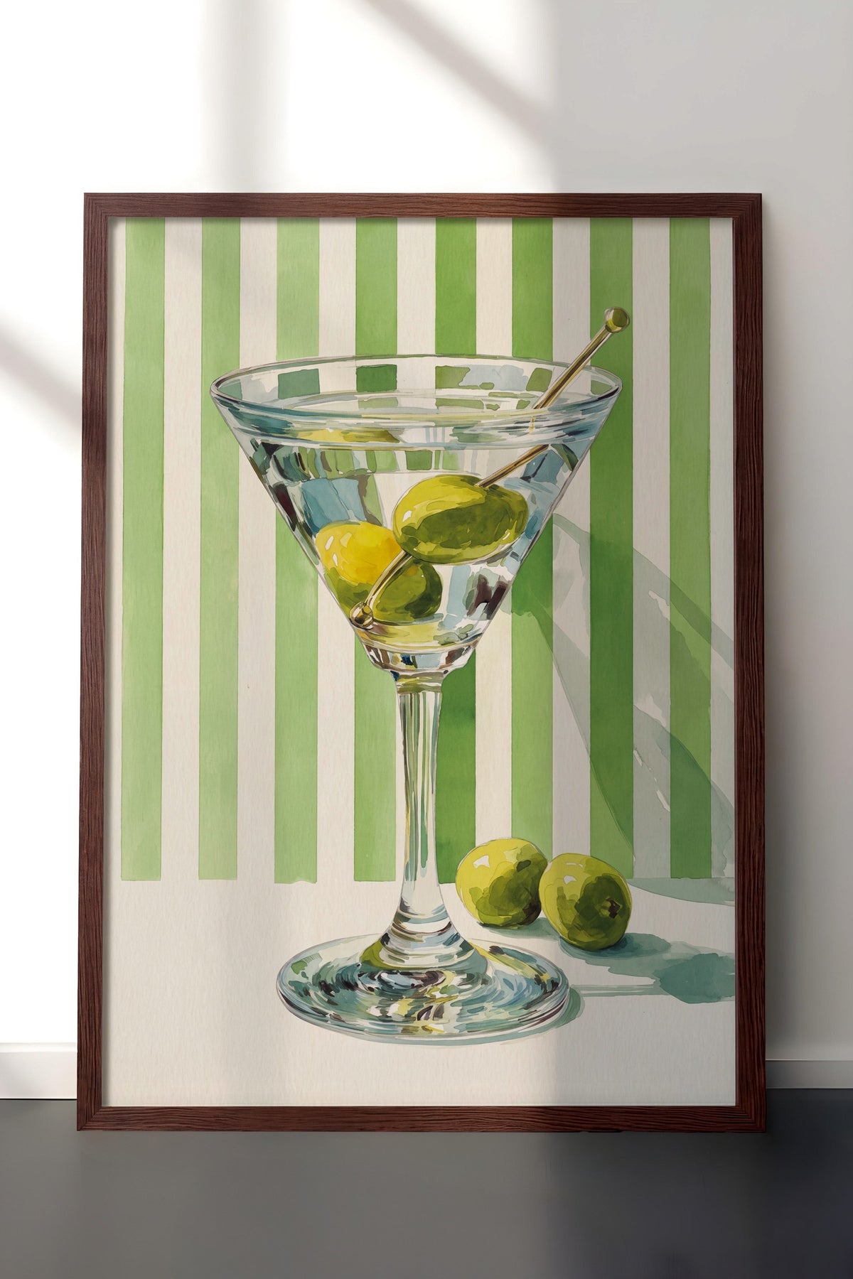 Martini Bardağı ve Zeytinler Poster – Kahverengi Çerçeveli Tablo