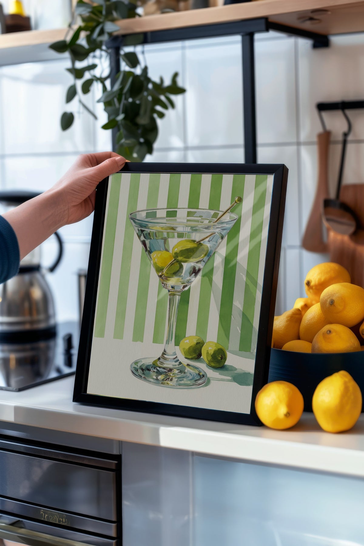 Martini Bardağı ve Zeytinler Poster – Siyah Çerçeveli Tablo