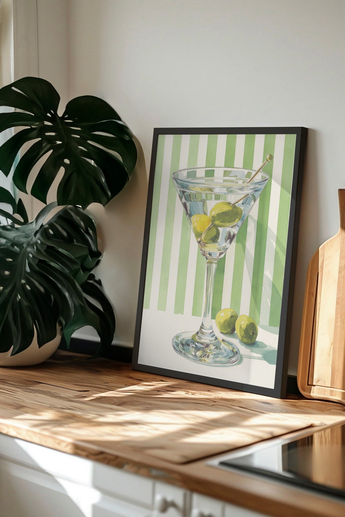 Martini Bardağı ve Zeytinler Poster – Siyah Çerçeveli Tablo