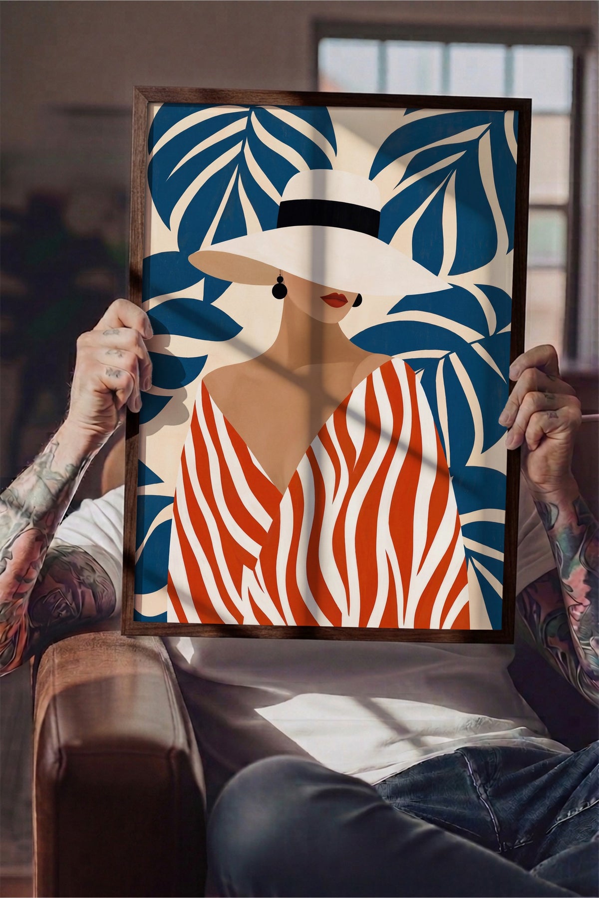 Kadın Figürü Yaprak Deseniyle Poster – Kahverengi Çerçeveli Tablo