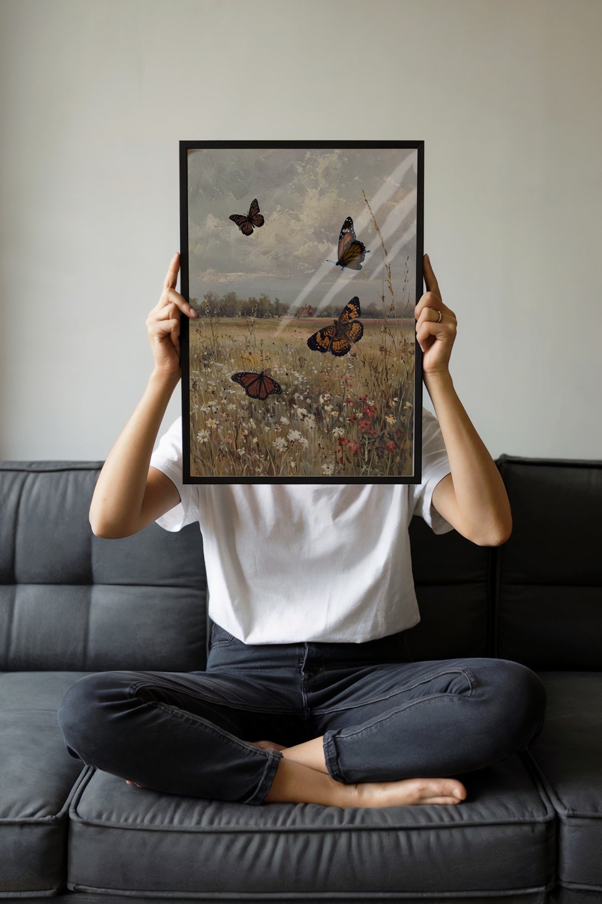 Kırlarda Uçuşan Kelebekler Poster – Siyah Çerçeveli Tablo