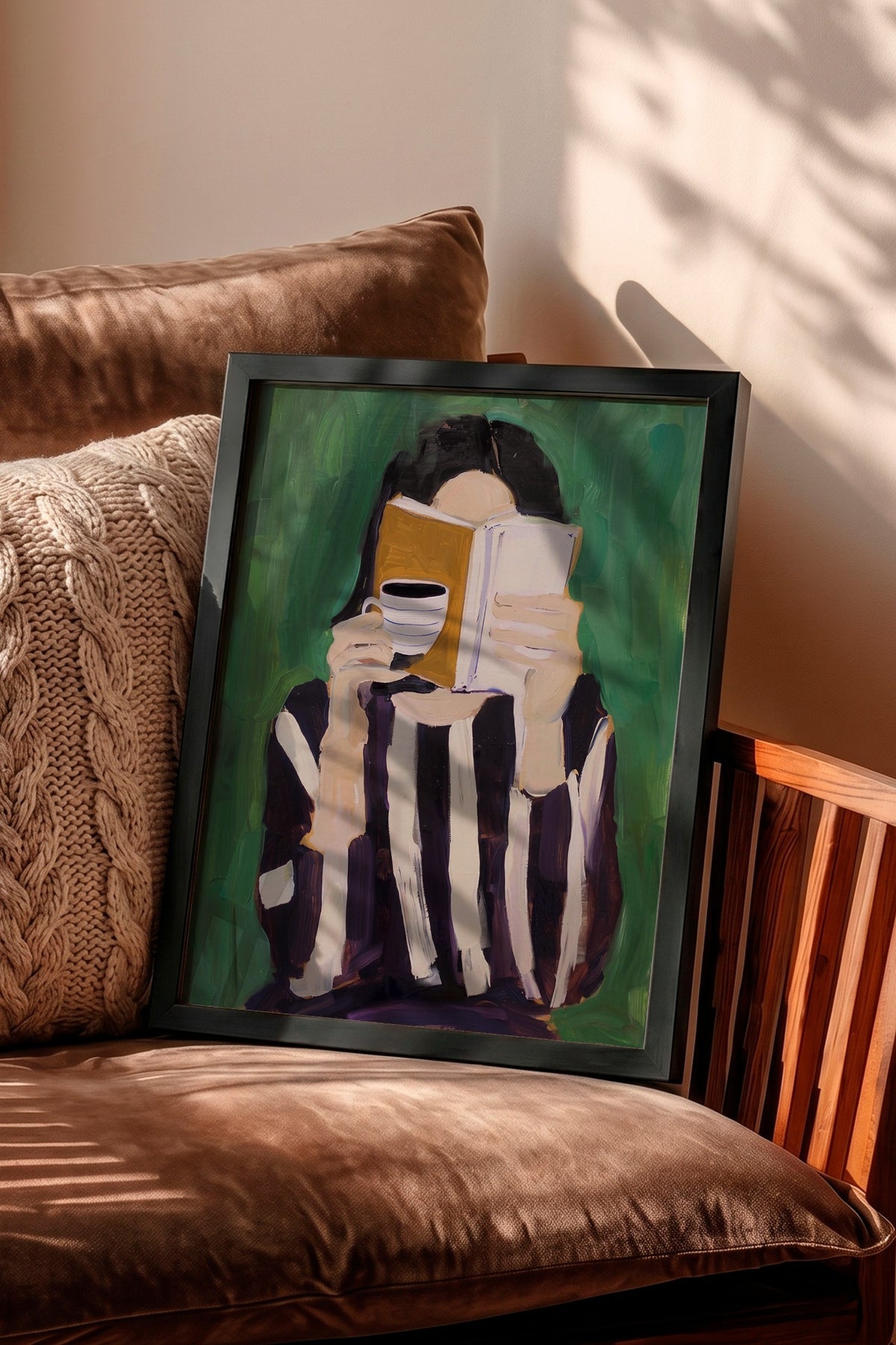Kitap Okuyan Kadın Poster – Siyah Çerçeveli Tablo