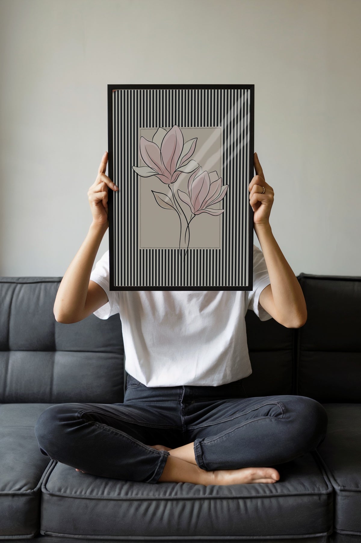 Çizgili Desende Pembe Çiçek Poster – Siyah Çerçeveli Tablo