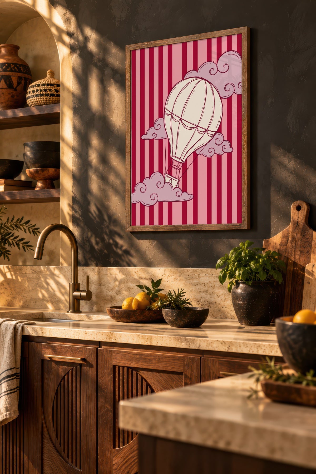 Bulutlar Arasında Uçan Balon Poster – Kahverengi Çerçeveli Tablo