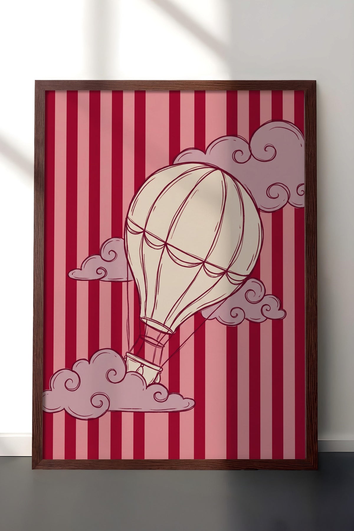 Bulutlar Arasında Uçan Balon Poster – Kahverengi Çerçeveli Tablo