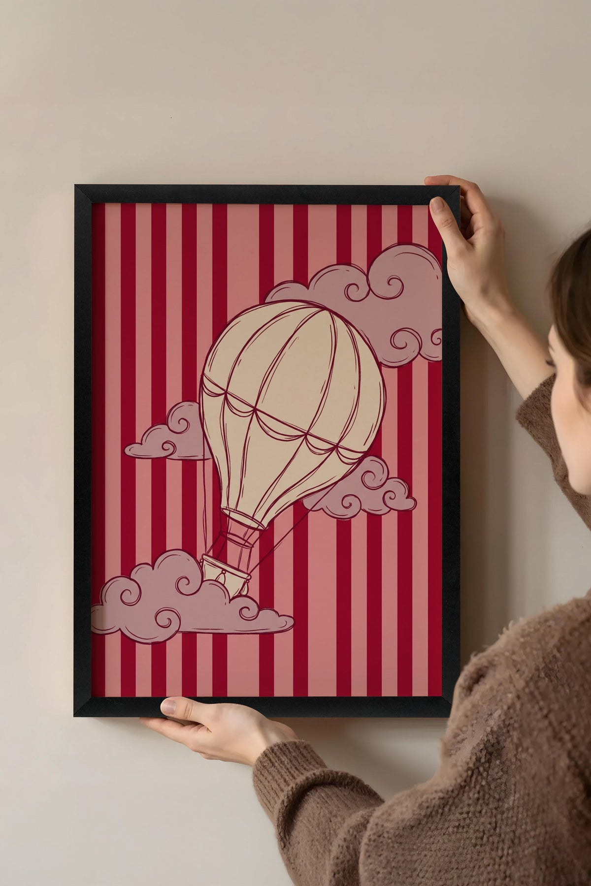 Bulutlar Arasında Uçan Balon Poster – Siyah Çerçeveli Tablo