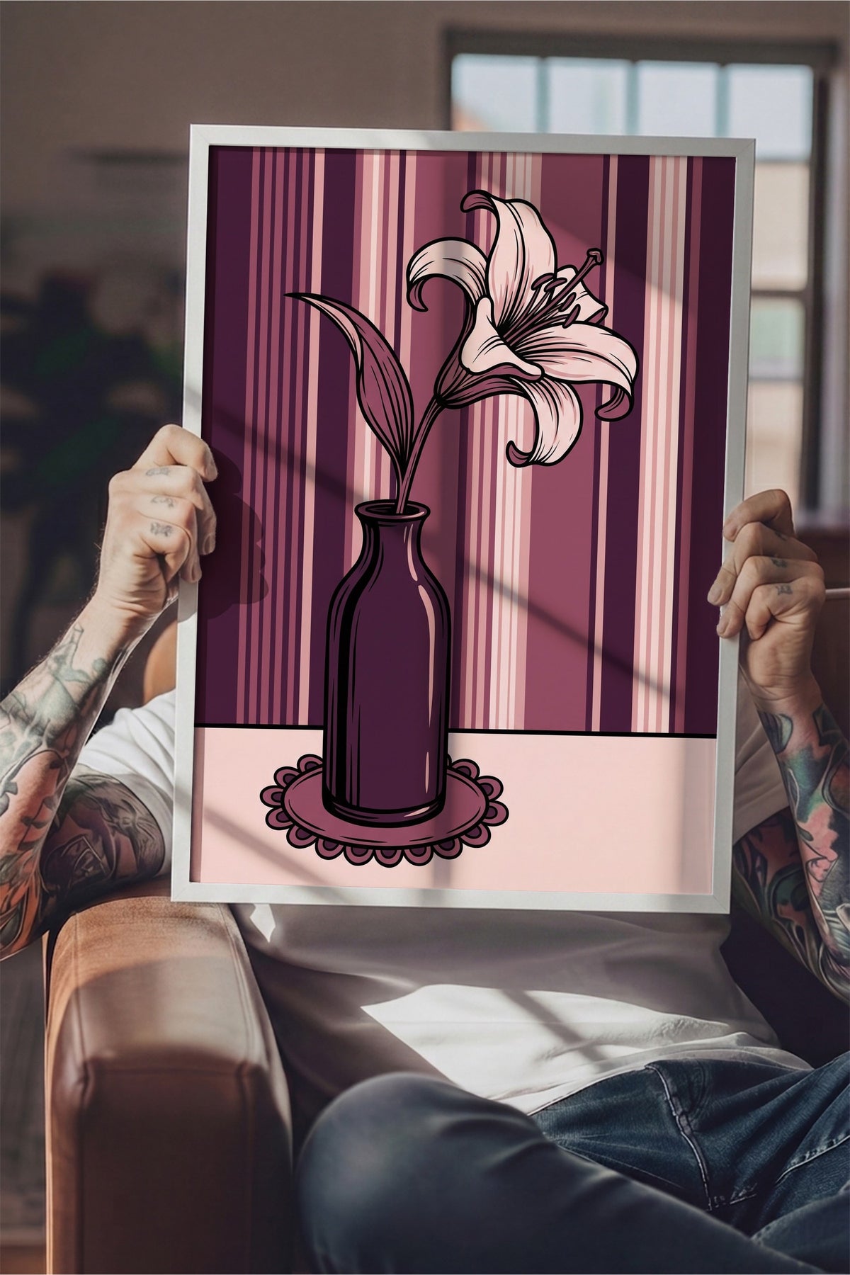 Çizgili Fon Üzerinde Vazo ve Çiçek Poster – Beyaz Çerçeveli Tablo