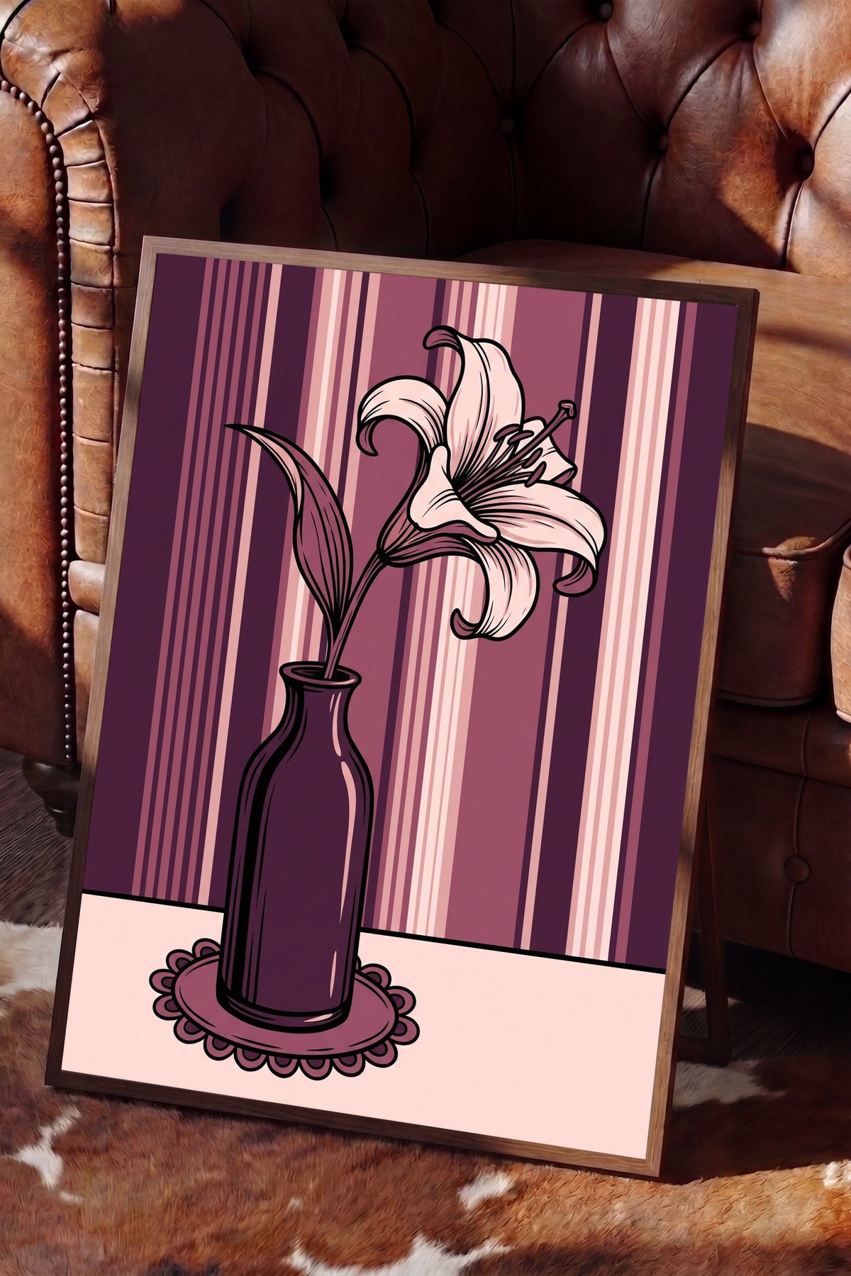 Çizgili Fon Üzerinde Vazo ve Çiçek Poster – Kahverengi Çerçeveli Tablo