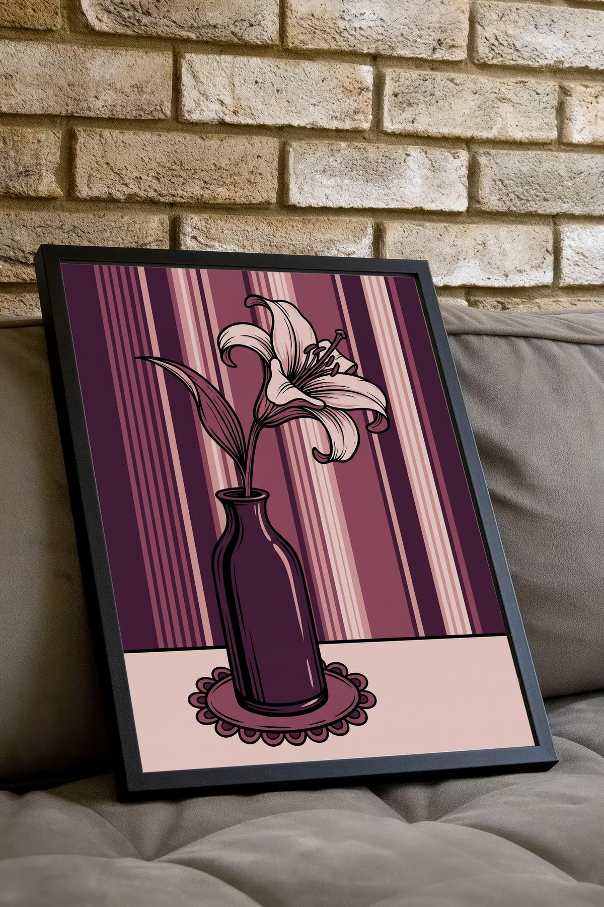 Çizgili Fon Üzerinde Vazo ve Çiçek Poster – Siyah Çerçeveli Tablo