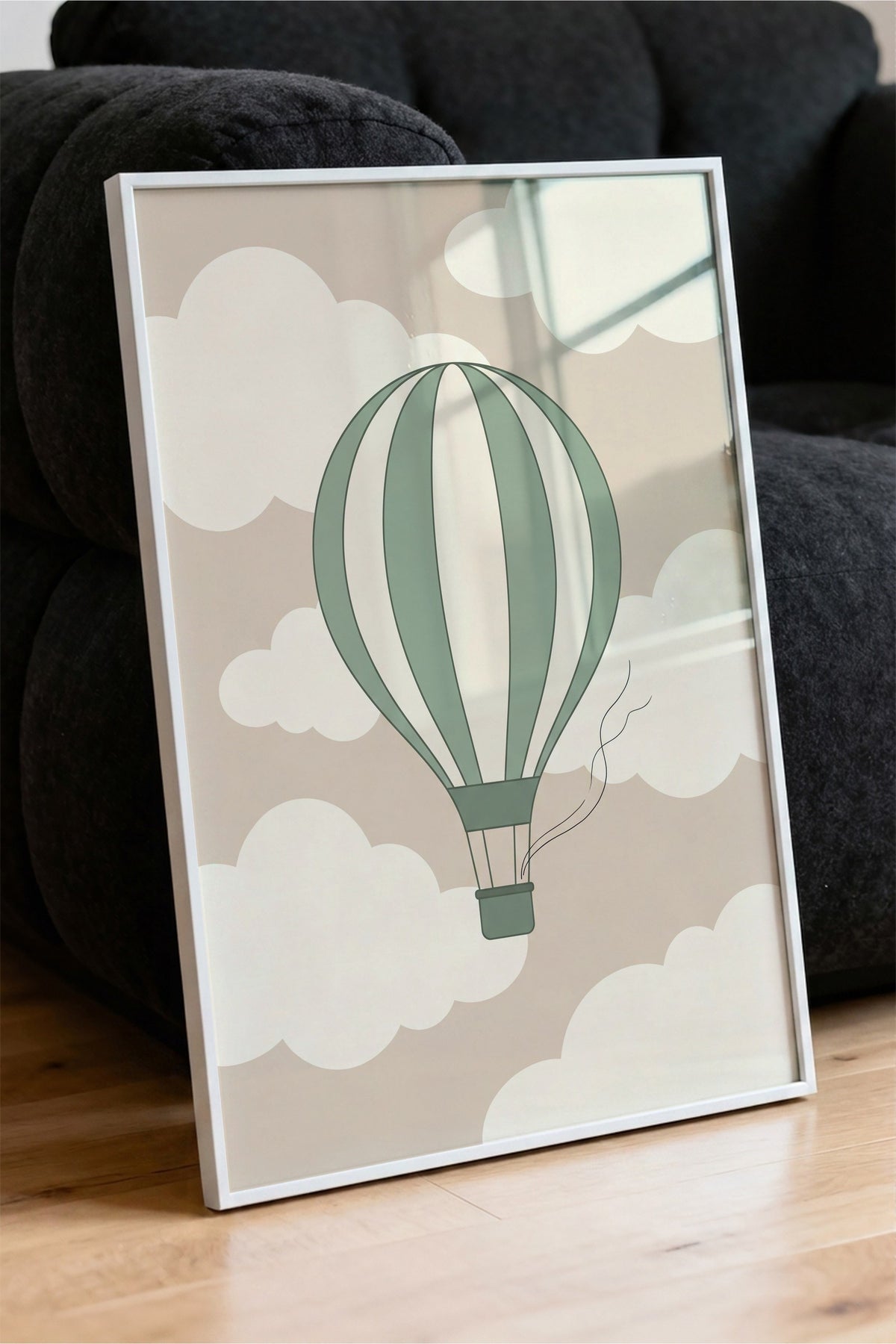 Minimalist Uçan Balon ve Bulutlar Poster – Beyaz Çerçeveli Tablo