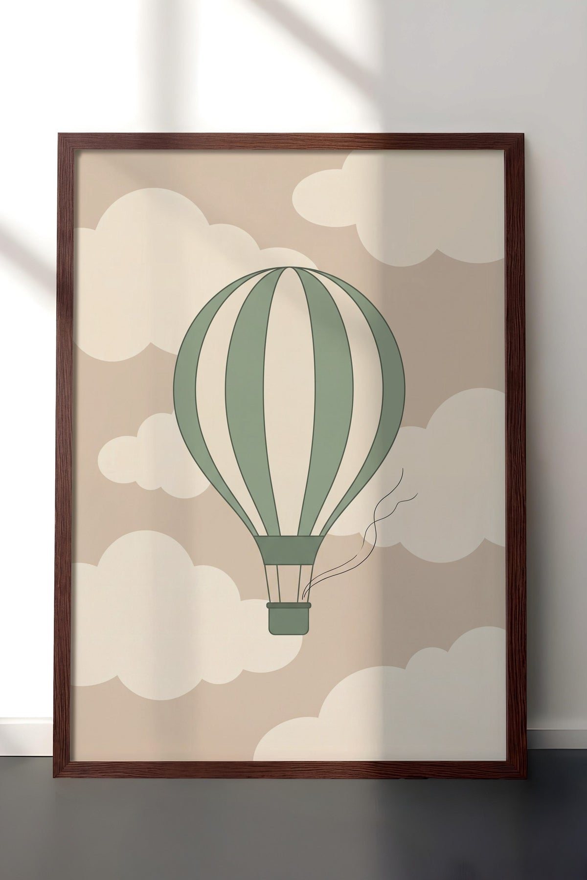 Minimalist Uçan Balon ve Bulutlar Poster – Kahverengi Çerçeveli Tablo