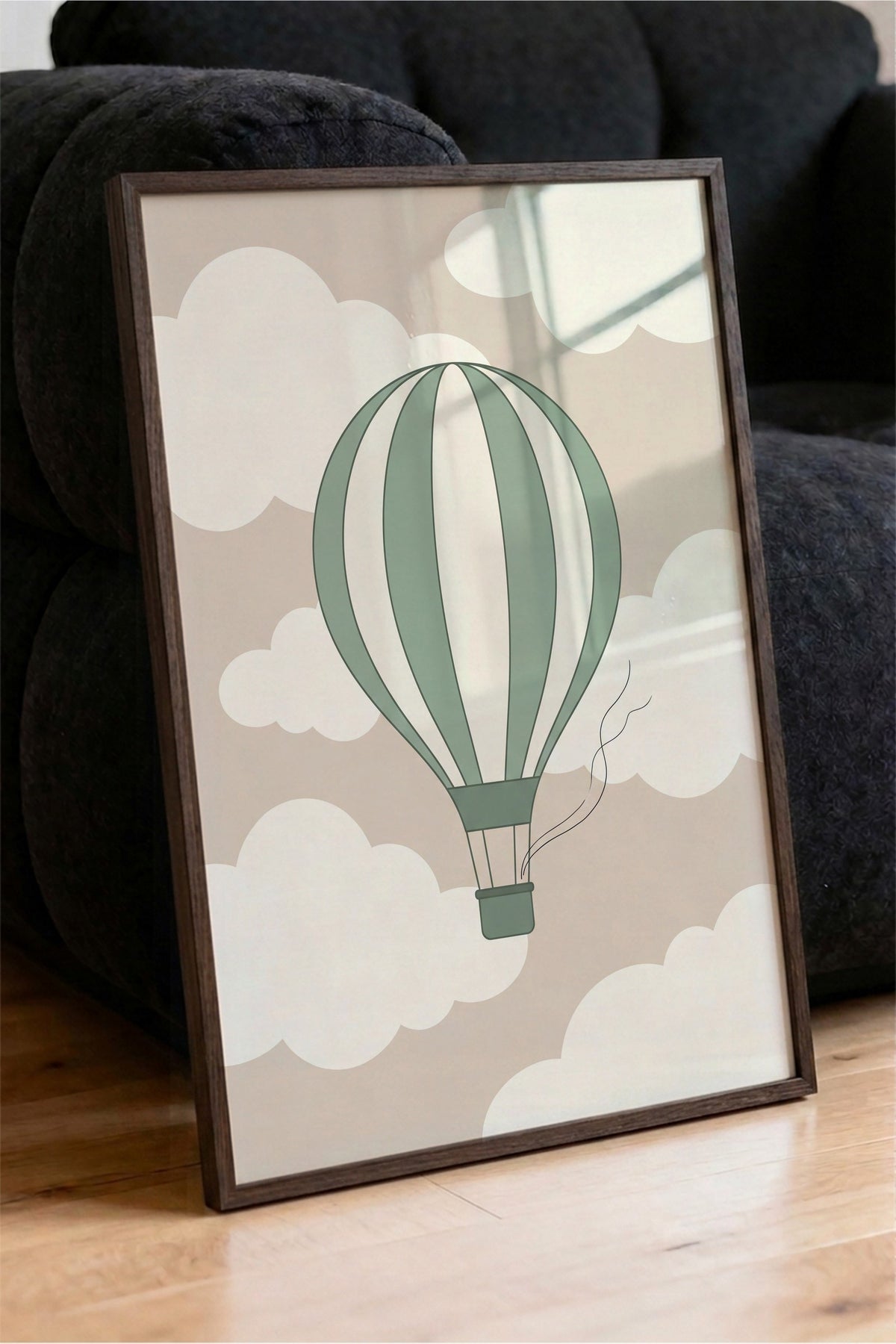 Minimalist Uçan Balon ve Bulutlar Poster – Kahverengi Çerçeveli Tablo