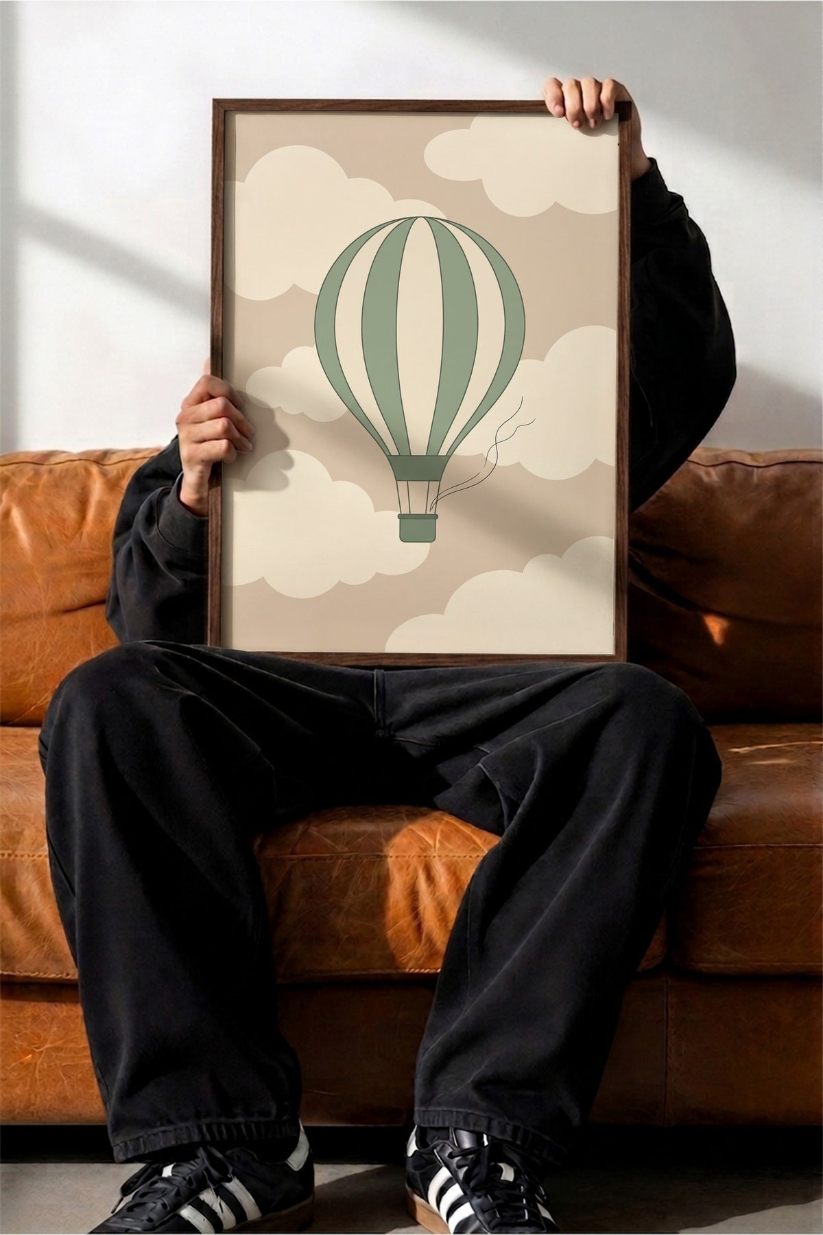 Minimalist Uçan Balon ve Bulutlar Poster – Kahverengi Çerçeveli Tablo