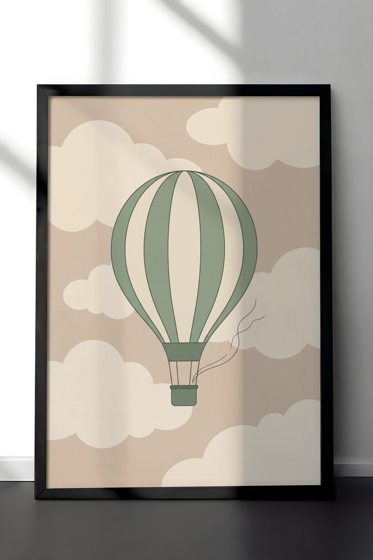 Minimalist Uçan Balon ve Bulutlar Poster – Siyah Çerçeveli Tablo