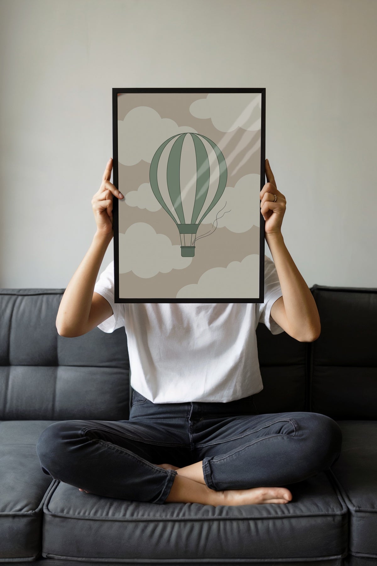 Minimalist Uçan Balon ve Bulutlar Poster – Siyah Çerçeveli Tablo