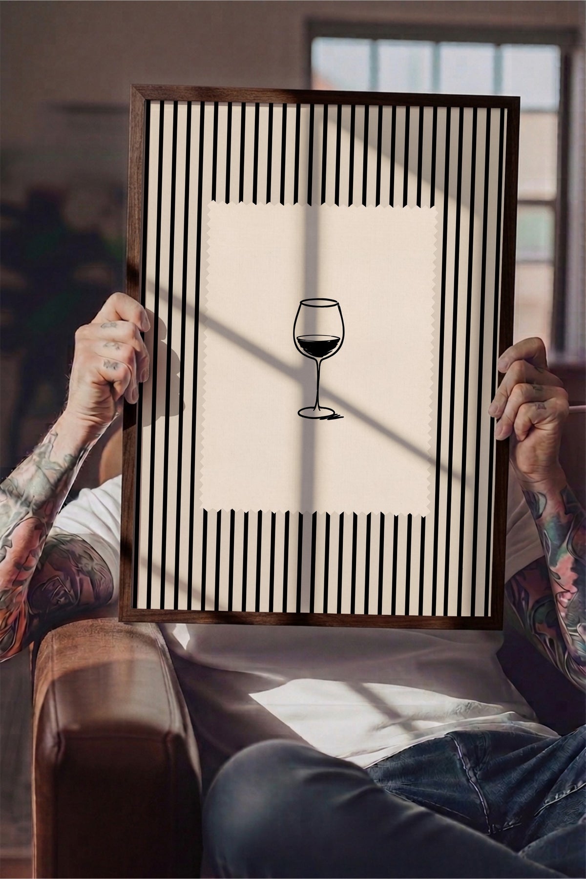 Çizgili Fon Üzerinde Şarap Kadehi Poster – Kahverengi Çerçeveli Tablo