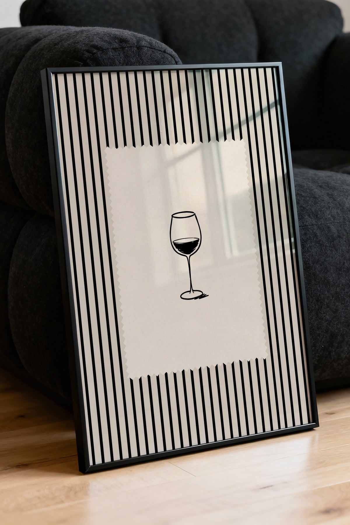 Çizgili Fon Üzerinde Şarap Kadehi Poster – Siyah Çerçeveli Tablo