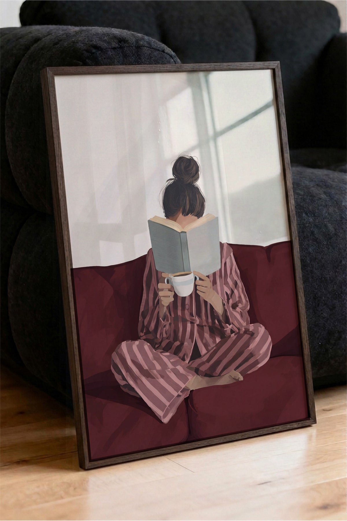 Pijamalı Sessiz Okuma Anı Poster – Kahverengi Çerçeveli Tablo