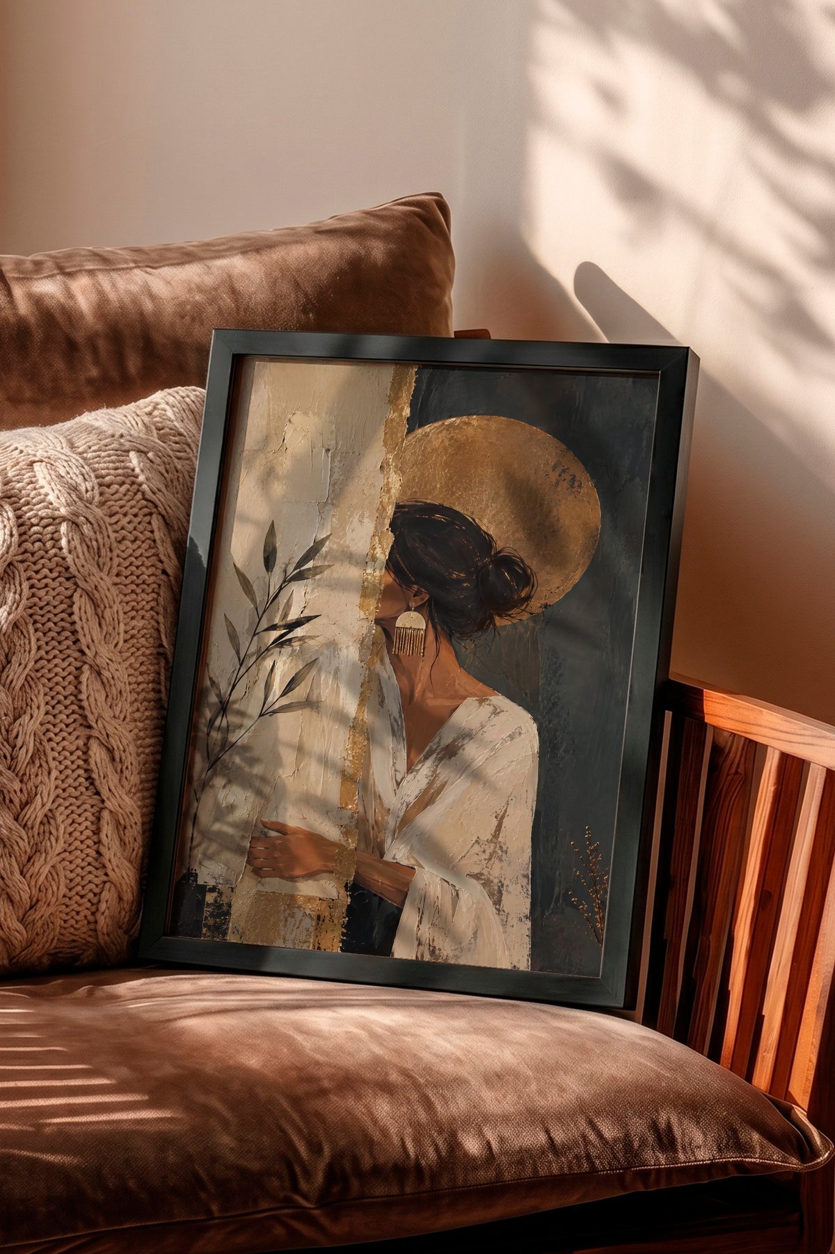 Altın Dokunuşlu Kadın Figürü Poster – Siyah Çerçeveli Tablo