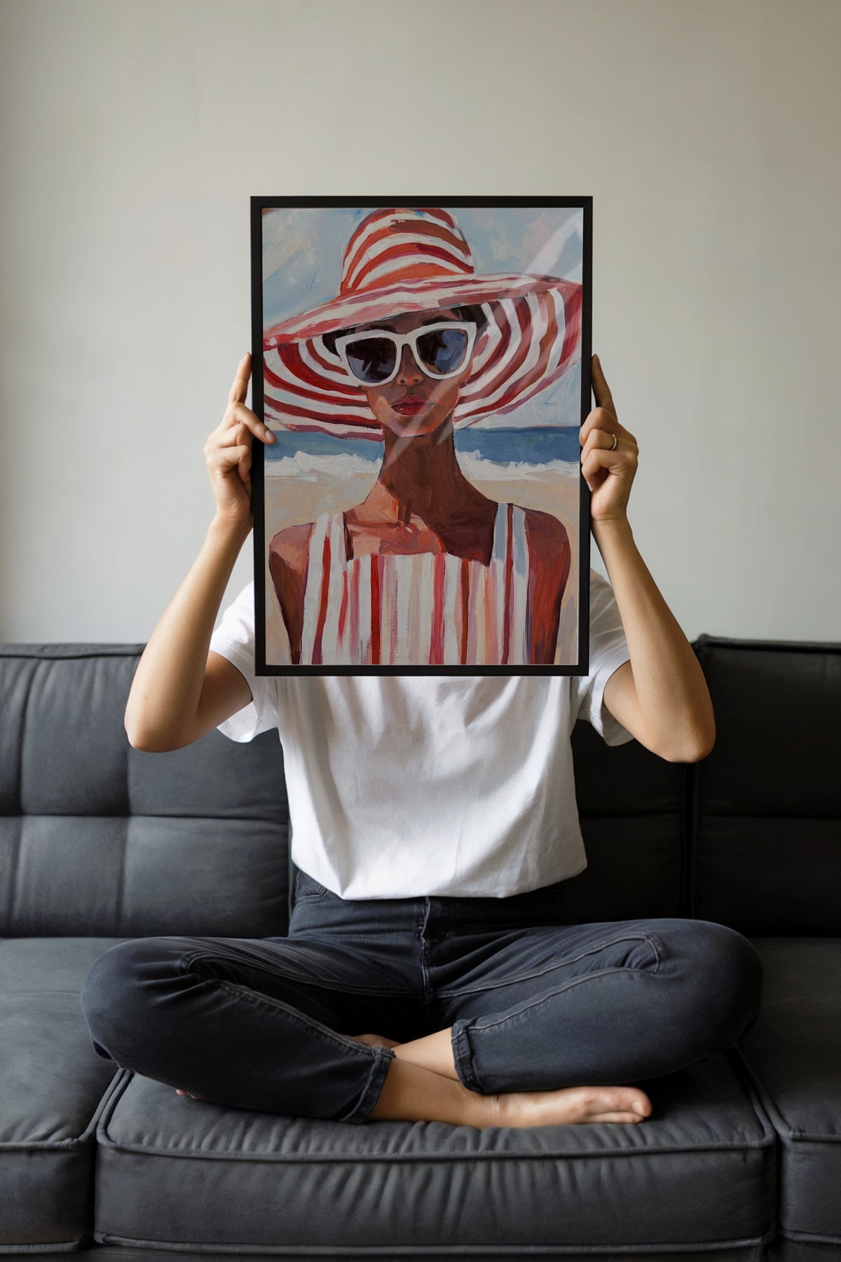 Deniz Kenarında Şapkalı Kadın Poster – Siyah Çerçeveli Tablo