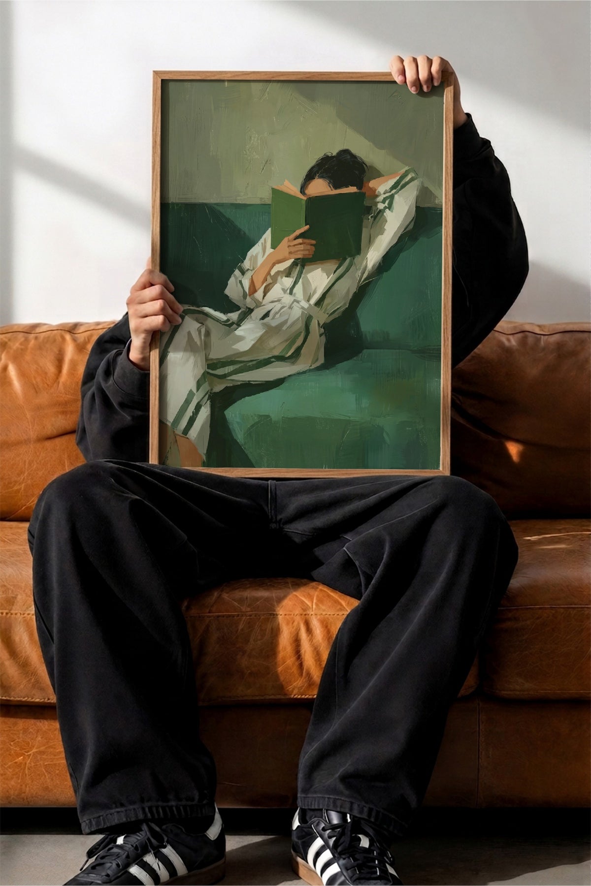 Okuyan Kadın Figürü Poster – Ahşap Çerçeveli Tablo