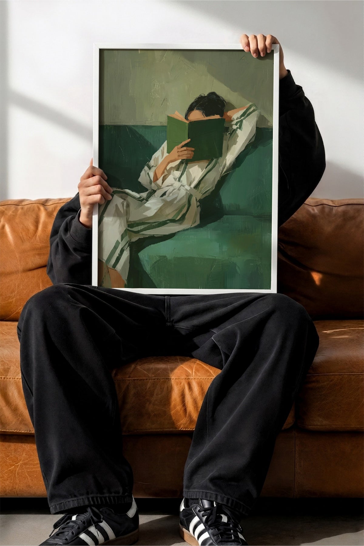 Okuyan Kadın Figürü Poster – Beyaz Çerçeveli Tablo