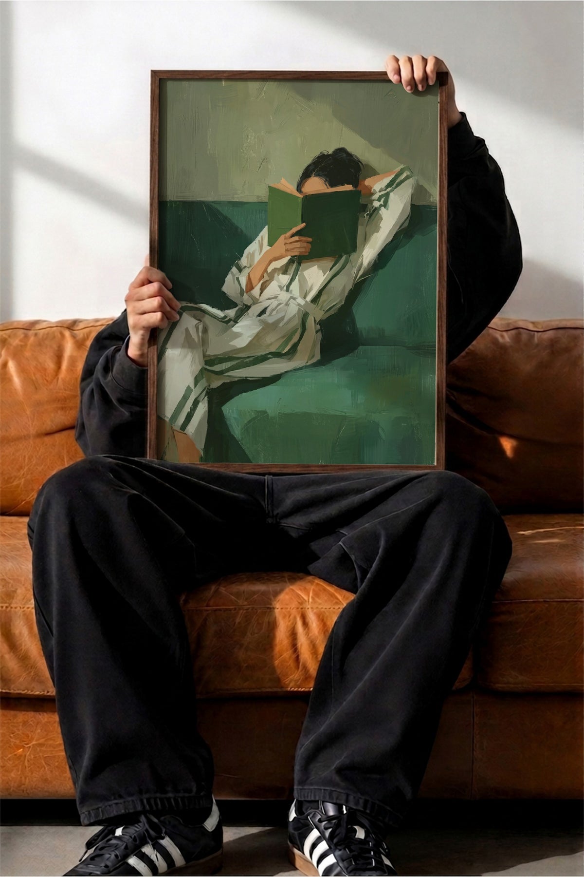 Okuyan Kadın Figürü Poster – Kahverengi Çerçeveli Tablo