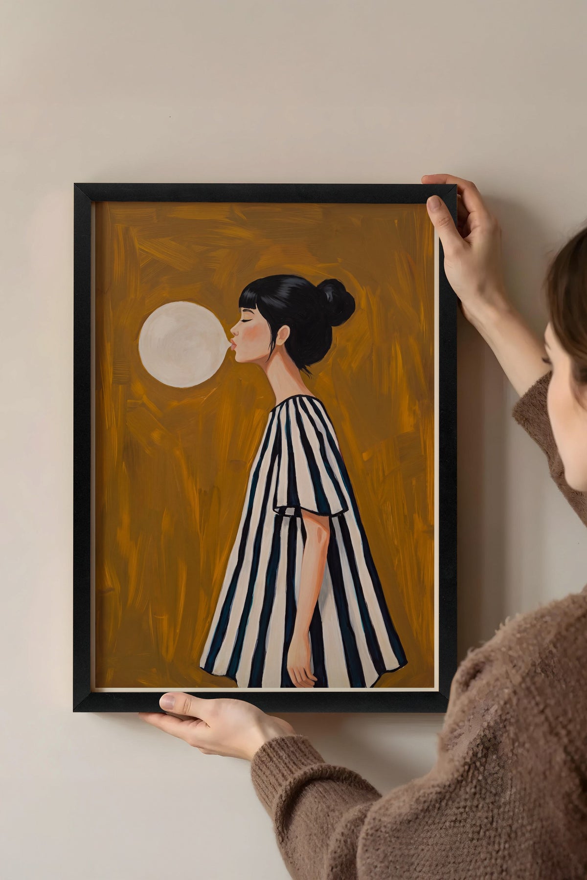 Sakız Çiğneyen Kız Poster – Siyah Çerçeveli Tablo