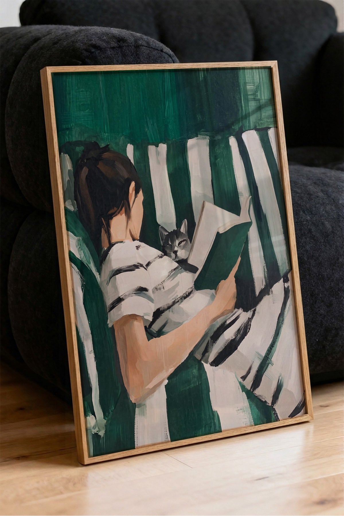 Koltuğa Oturmuş Okuyan Kadın ve Kedi Poster – Ahşap Çerçeveli Tablo