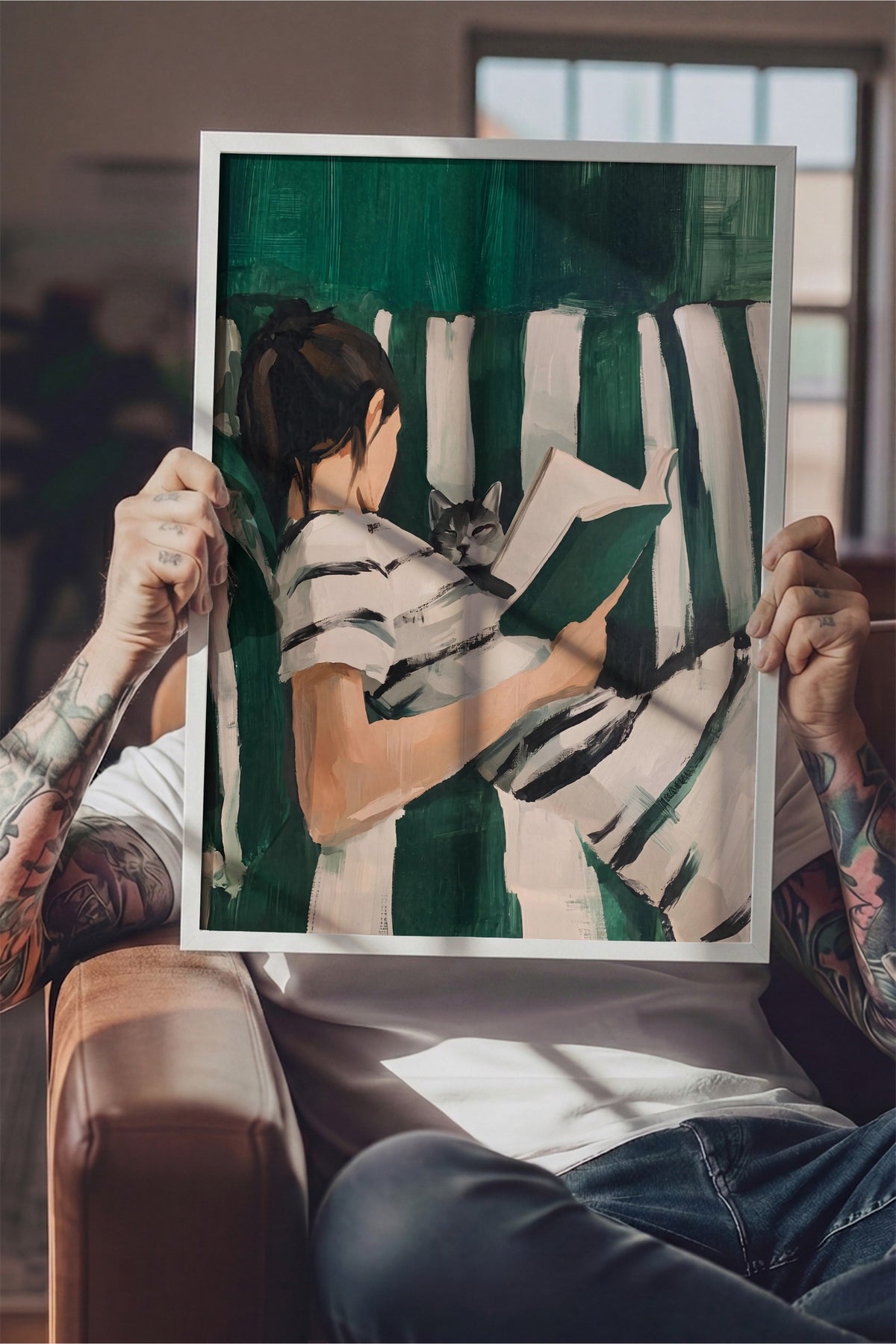 Koltuğa Oturmuş Okuyan Kadın ve Kedi Poster – Beyaz Çerçeveli Tablo