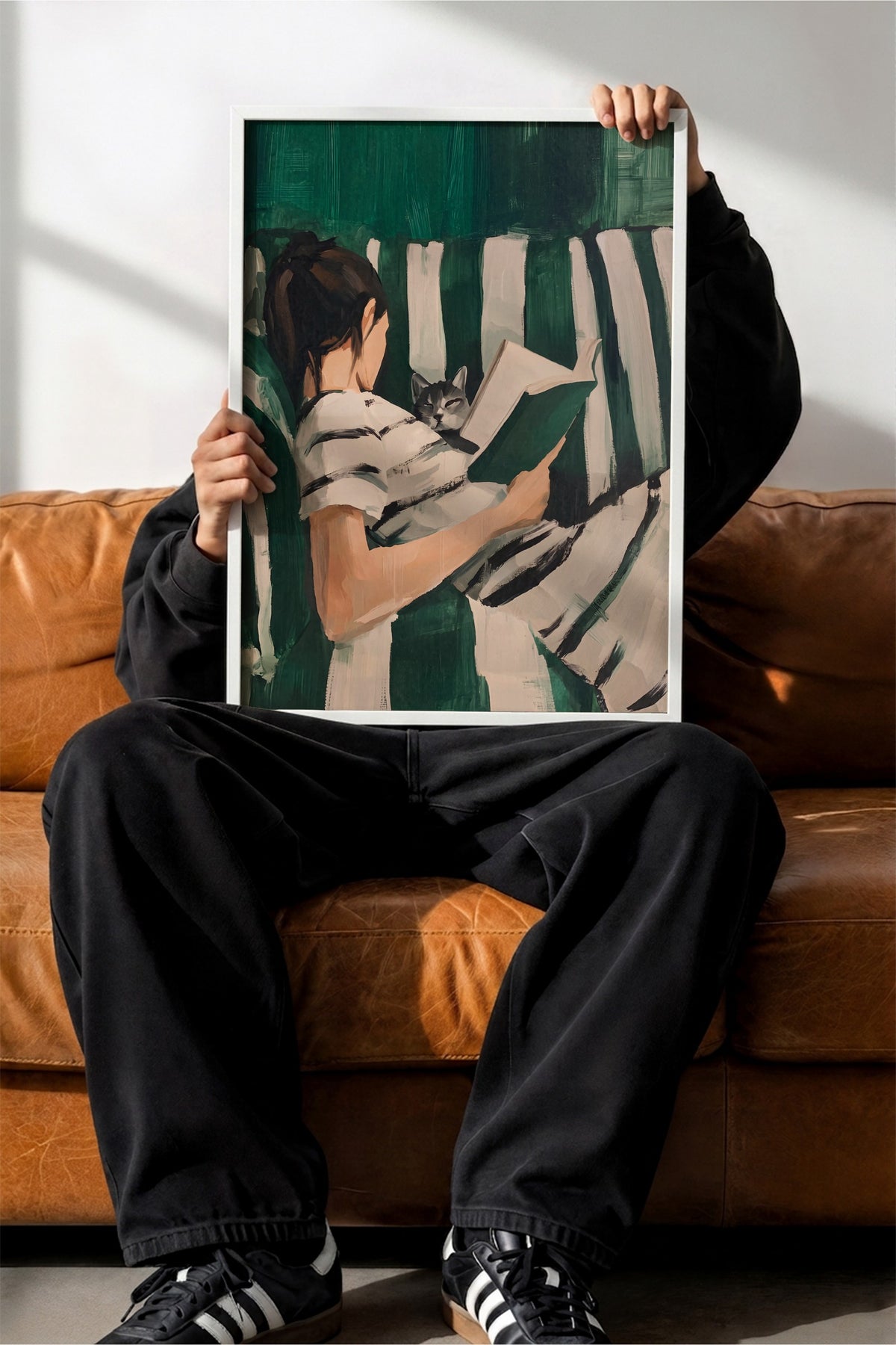 Koltuğa Oturmuş Okuyan Kadın ve Kedi Poster – Beyaz Çerçeveli Tablo