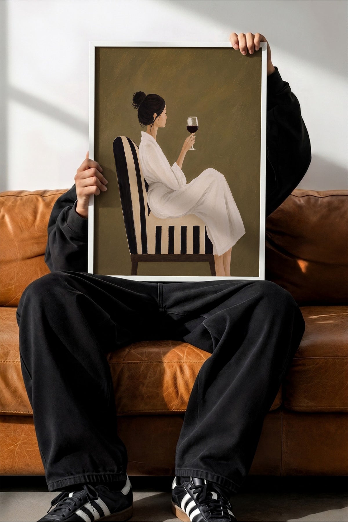 Kadın Figürü ve Kadeh Poster – Beyaz Çerçeveli Tablo