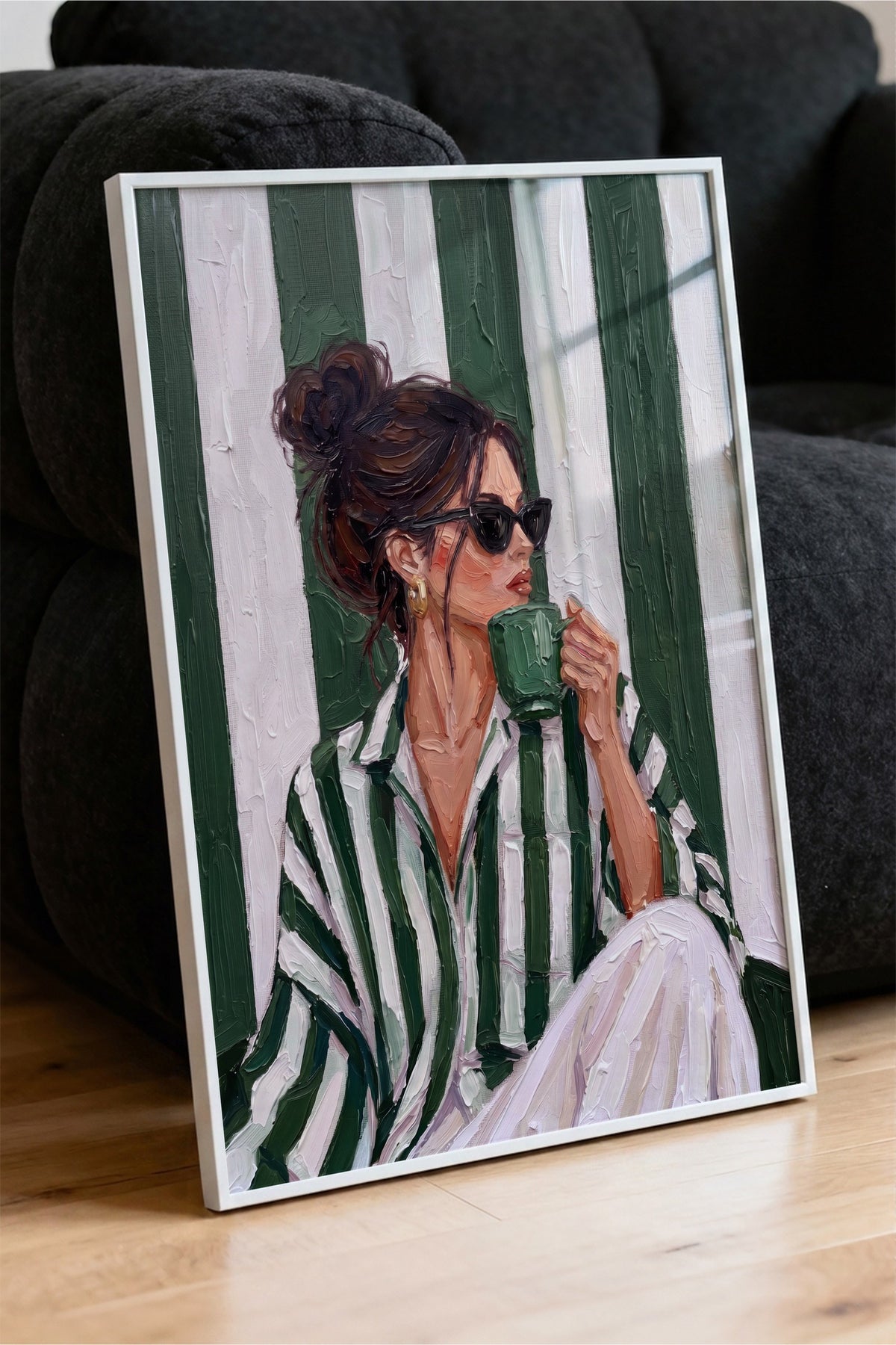 Kahve İçen Kadın Figürü Poster – Beyaz Çerçeveli Tablo