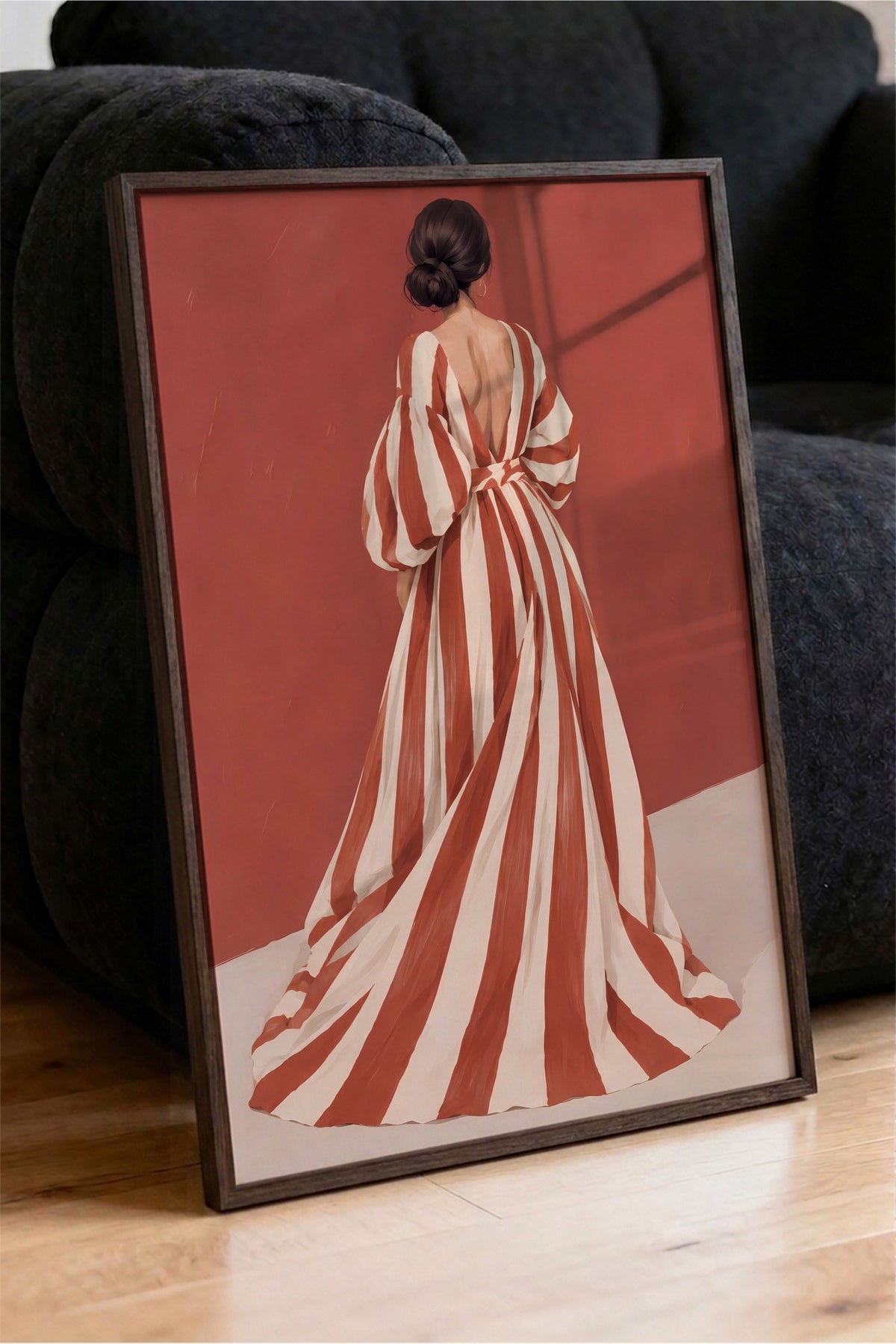 Kırmızı Çizgili Elbise ile Kadın Poster – Kahverengi Çerçeveli Tablo