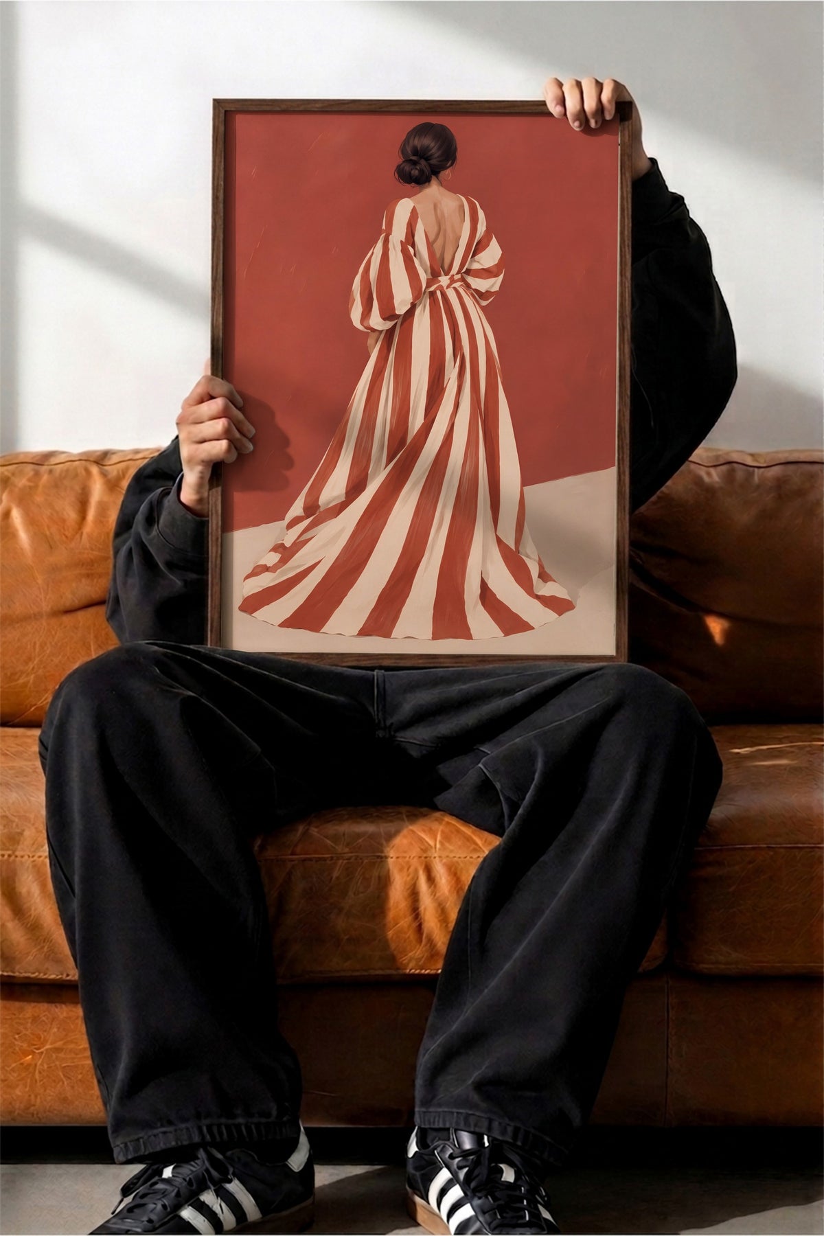 Kırmızı Çizgili Elbise ile Kadın Poster – Kahverengi Çerçeveli Tablo