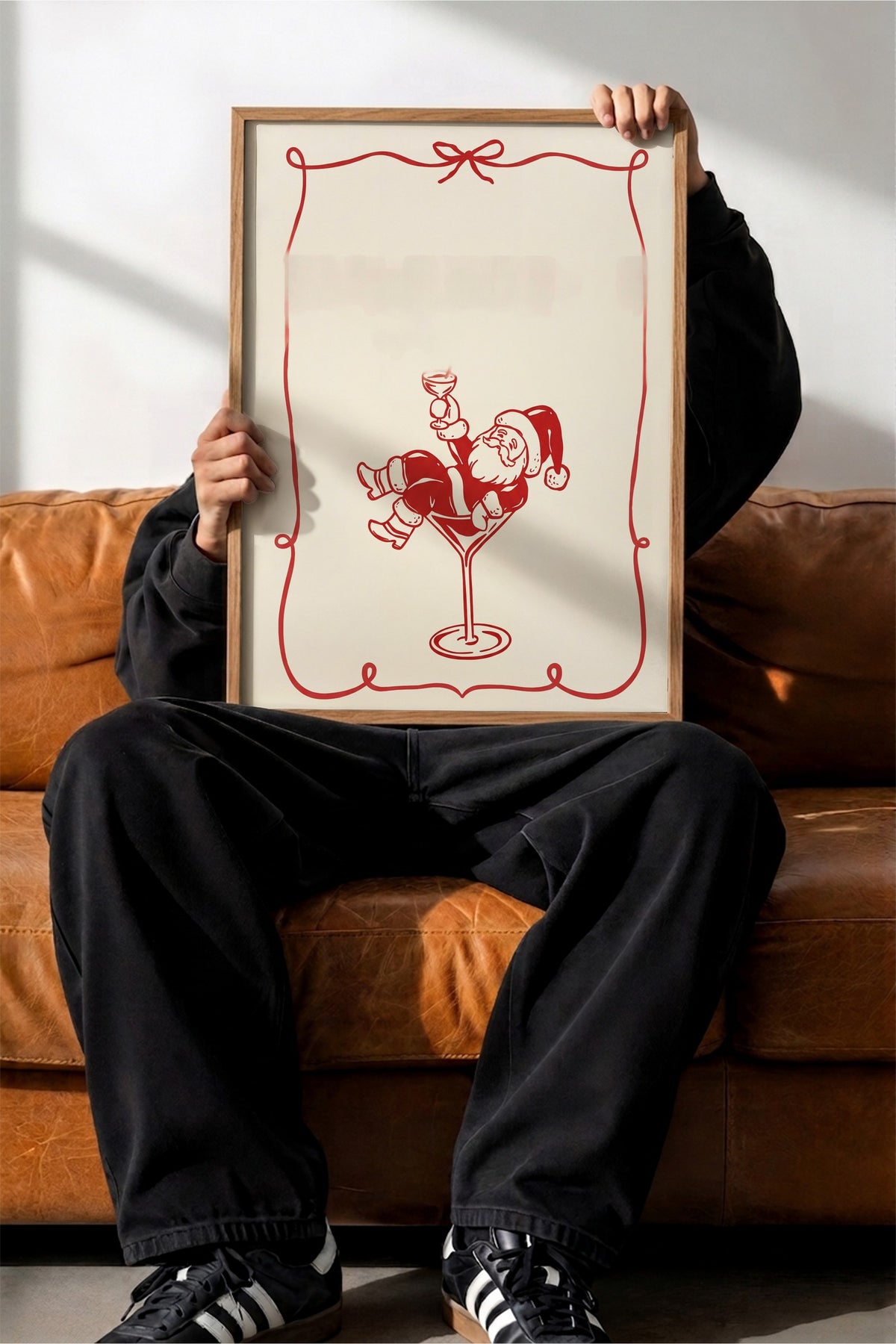 Kadehte Oturan Noel Baba Poster – Ahşap Çerçeveli Tablo