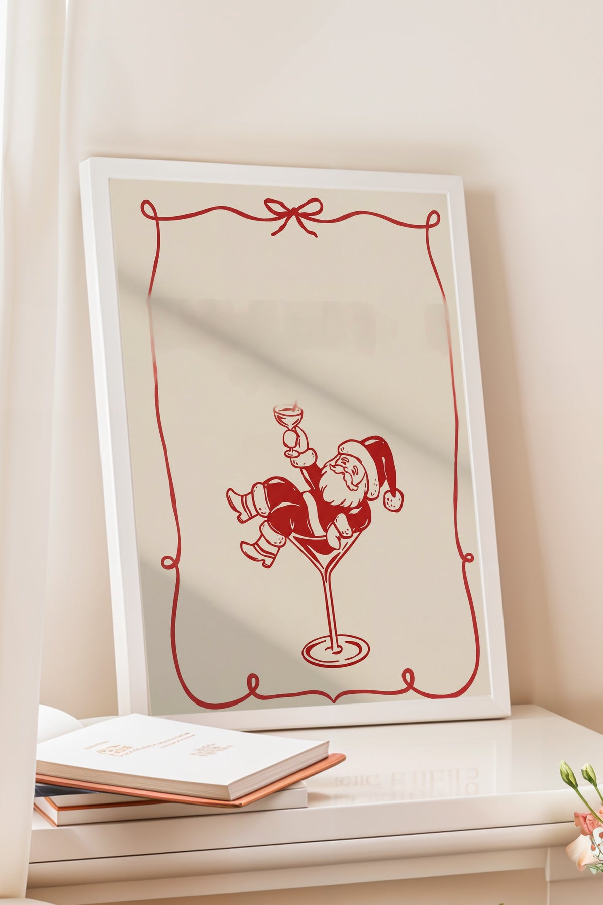 Kadehte Oturan Noel Baba Poster – Beyaz Çerçeveli Tablo