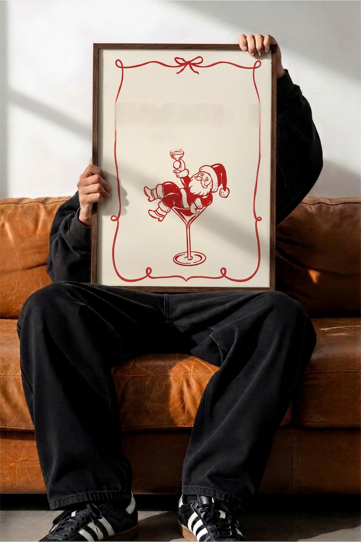 Kadehte Oturan Noel Baba Poster – Kahverengi Çerçeveli Tablo