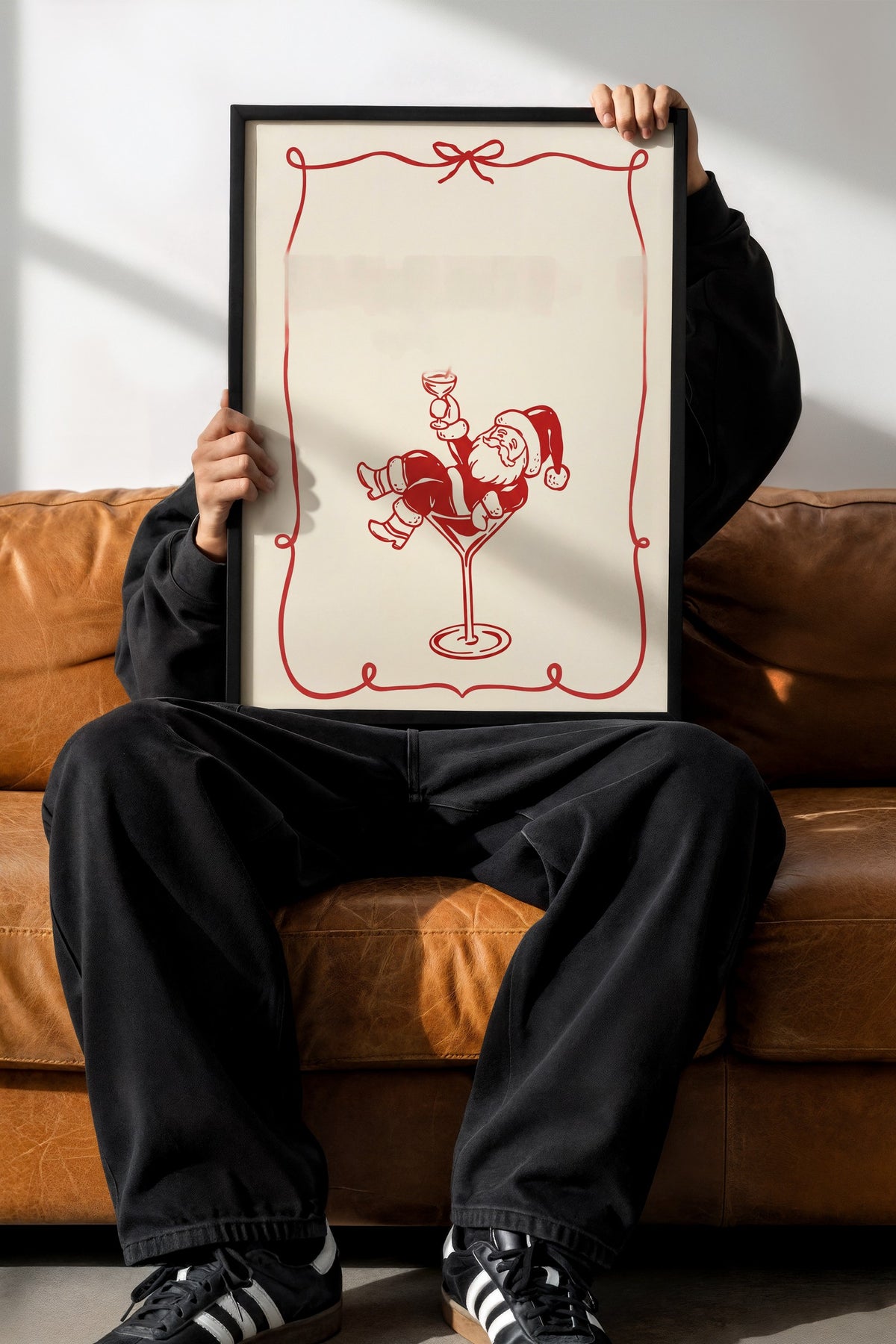 Kadehte Oturan Noel Baba Poster – Siyah Çerçeveli Tablo