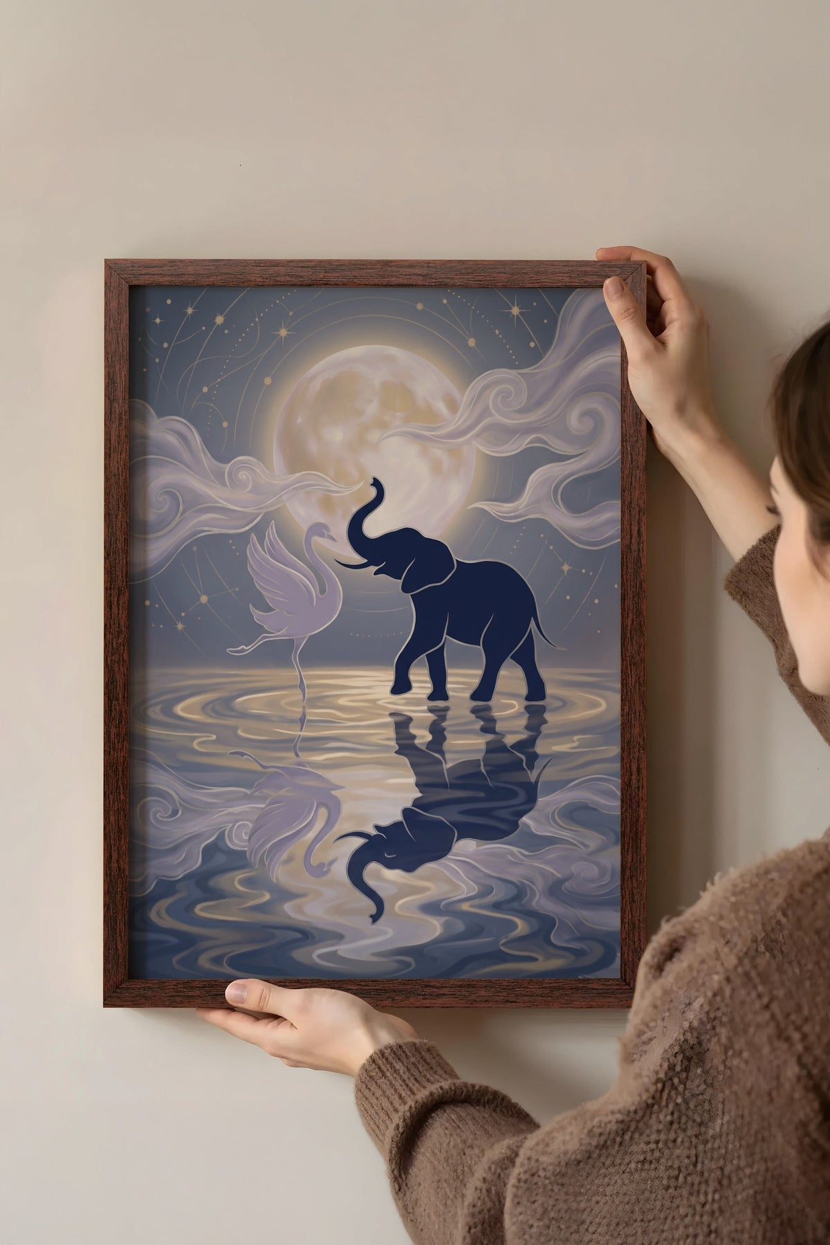 Ay Işığında Fil ve Kuğu Poster – Kahverengi Çerçeveli Tablo